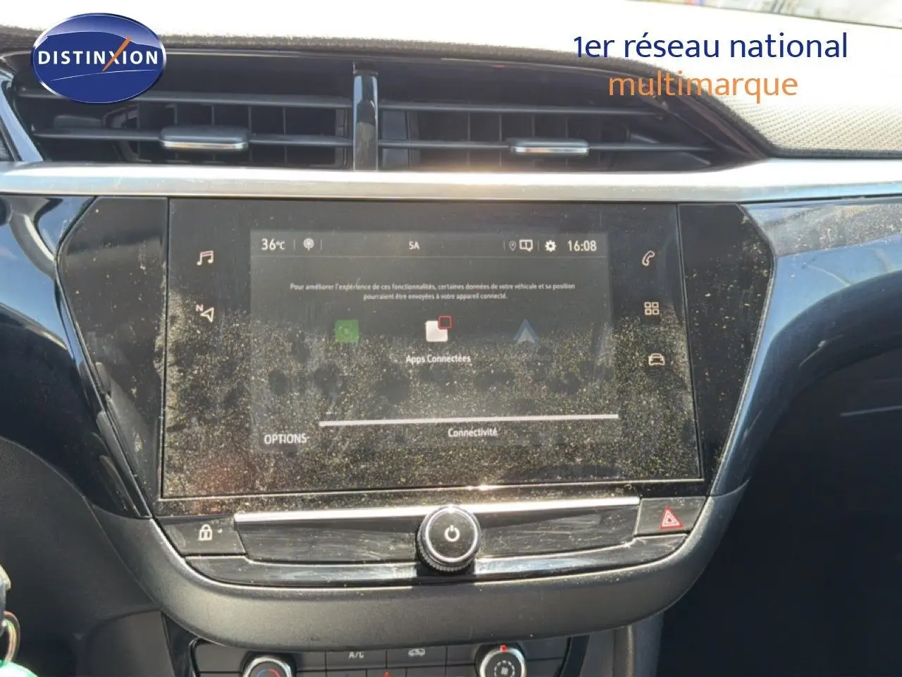 Vue rapprochée de l’écran tactile central de la console d’une Opel Corsa gris quartz métal, version 1.2 75 Elegance.