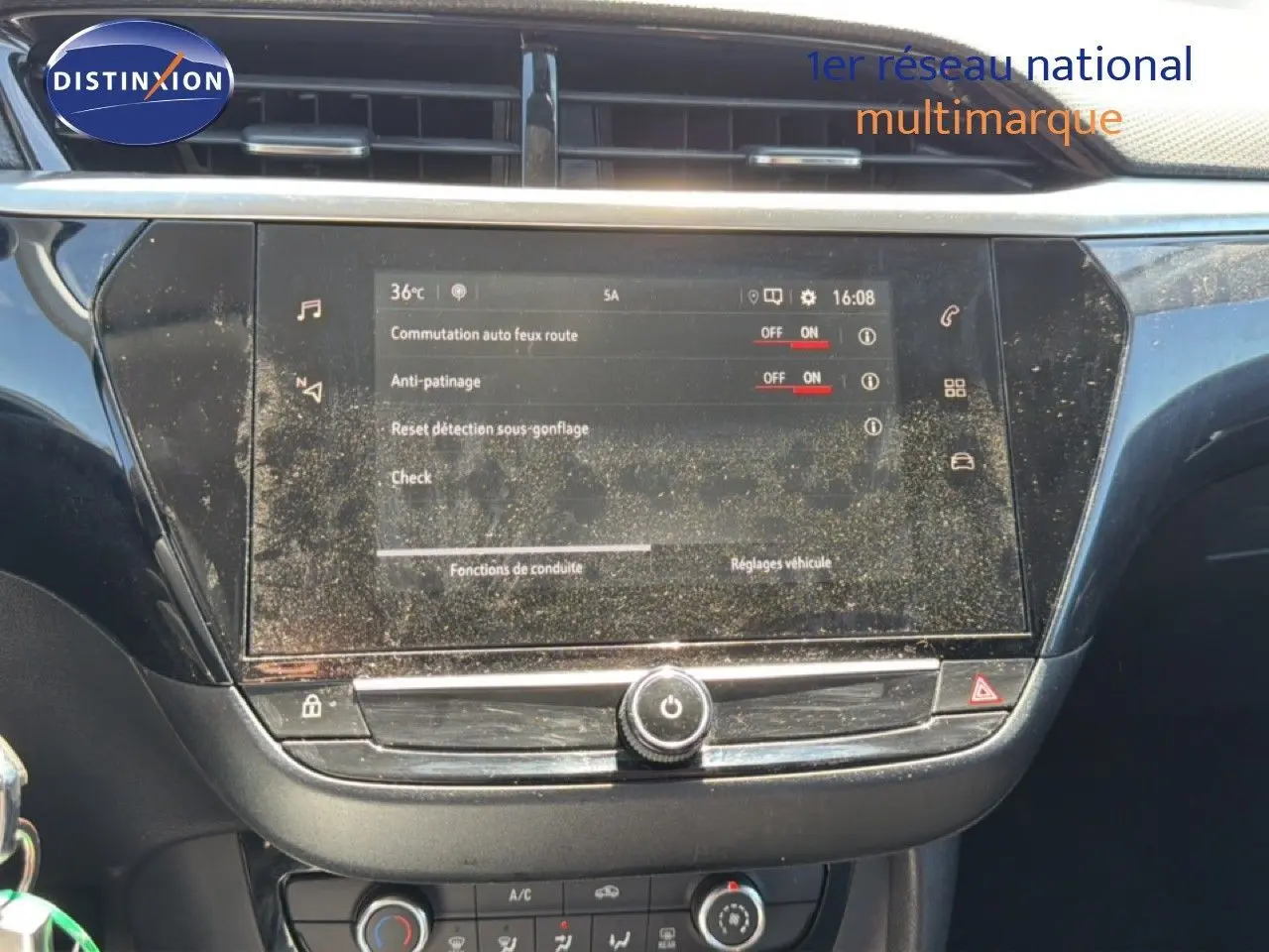 Vue rapprochée de l’écran tactile central de l’Opel Corsa 1.2 75 Elegance 2022 avec commandes de conduite affichées.