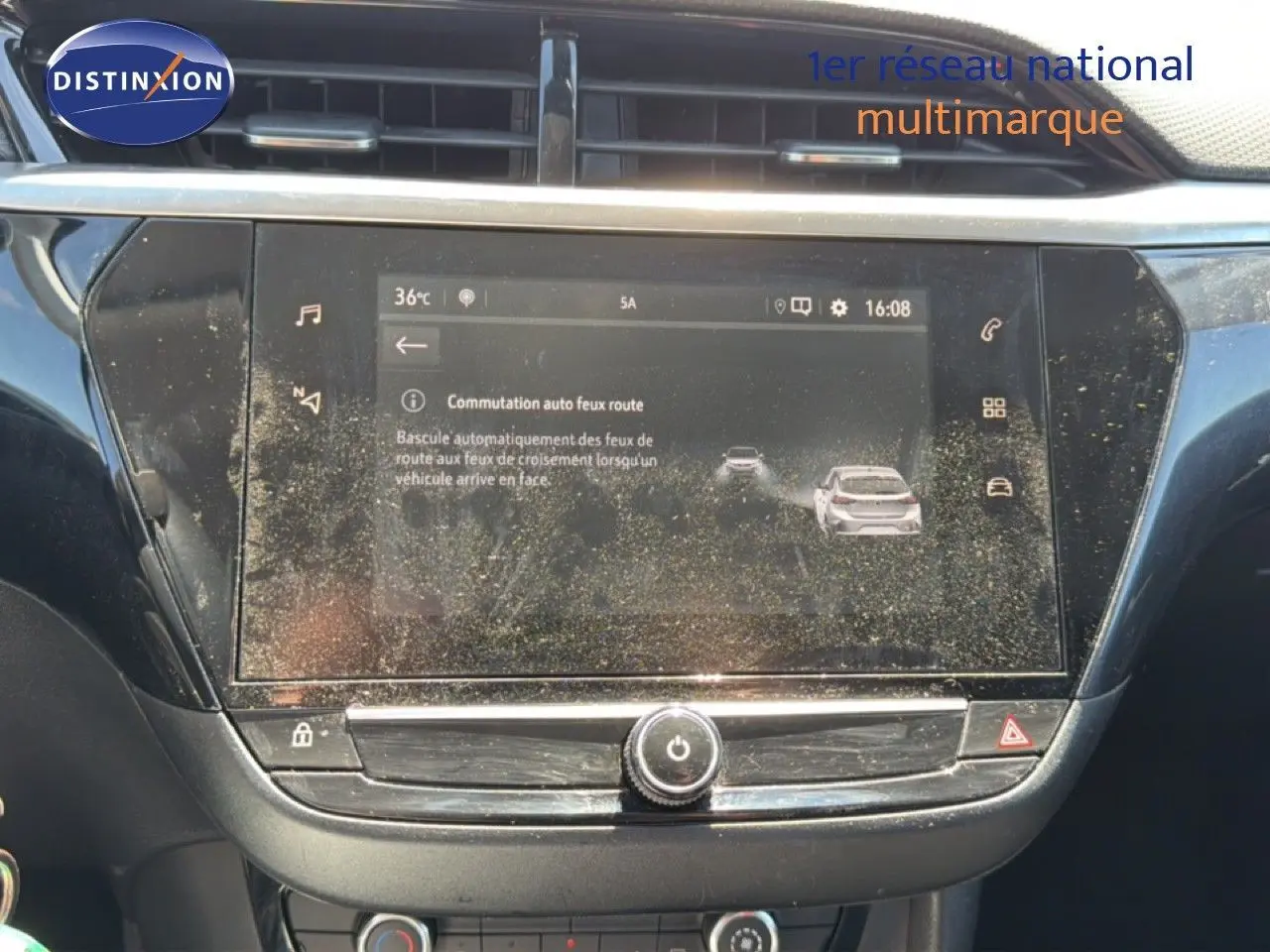 Vue rapprochée de l’écran tactile central de l’Opel Corsa gris quartz métal, affichant les réglages d’aide à la conduite.