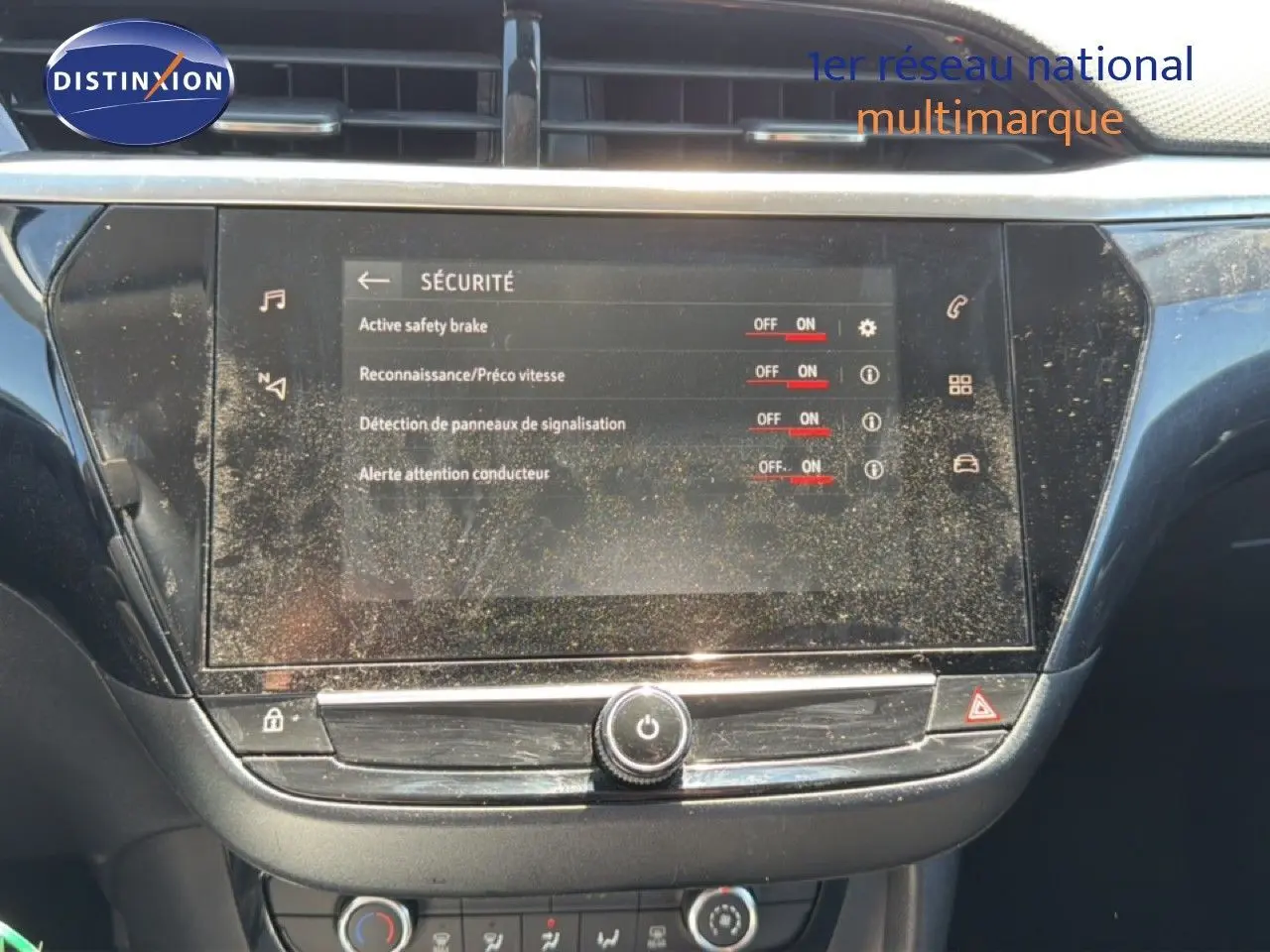 Écran tactile central de l’Opel Corsa 1.2 75 Elegance 2022, vue intérieure du tableau de bord noir.