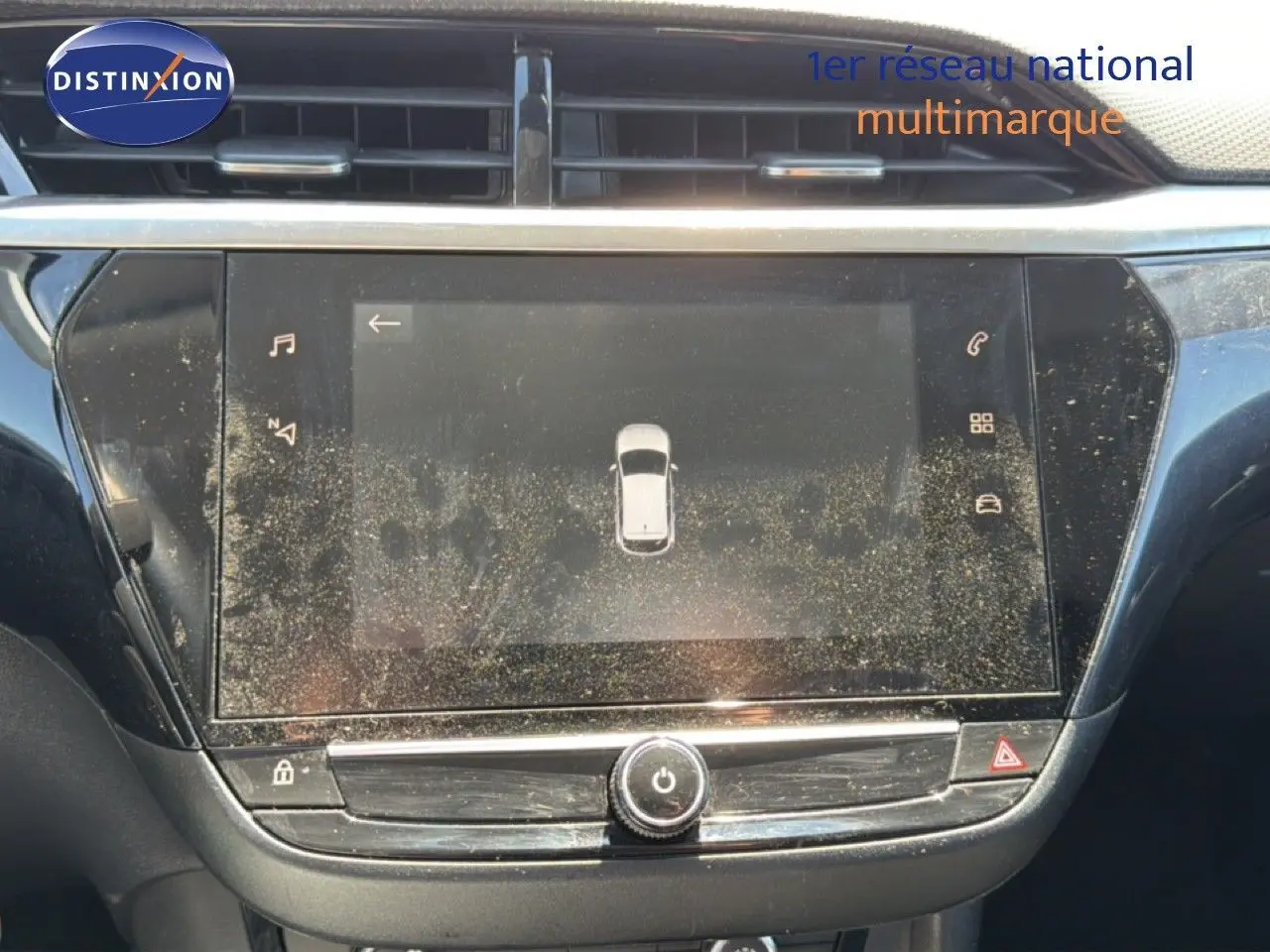 Vue rapprochée de l’écran tactile central noir de l’Opel Corsa gris quartz métal 2022, avec commandes visibles.