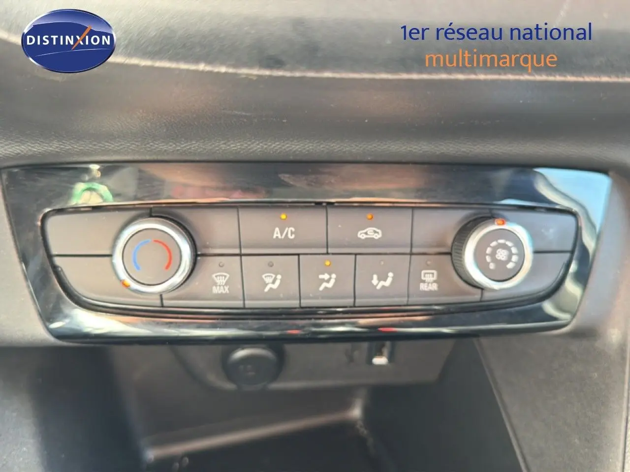Gros plan sur la console de climatisation d’une Opel Corsa gris quartz metal, avec commandes manuelles et affichage des fonctions actives.