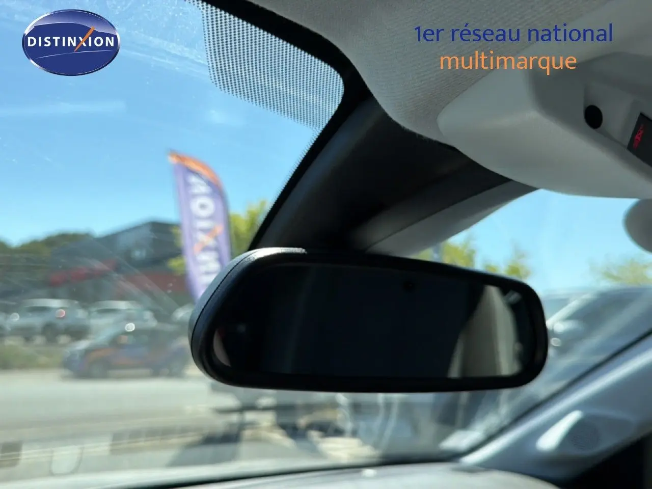 Rétroviseur intérieur noir d’une Opel Corsa gris quartz métal vue depuis l’habitacle côté conducteur par temps clair.