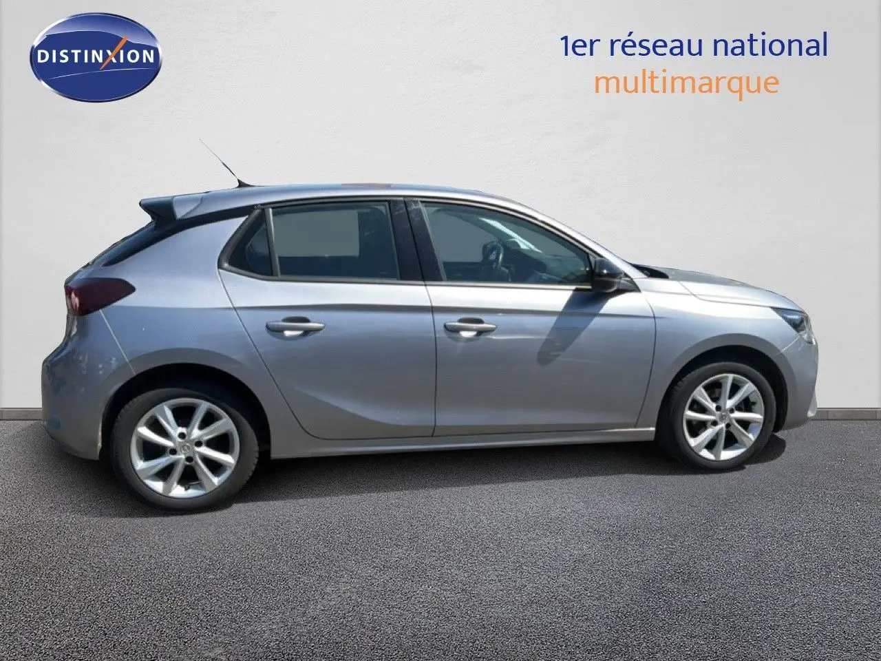 Vue latérale droite d'une Opel Corsa 1.2 75 Elegance gris quartz metal, compacte à cinq portes avec jantes alliage.