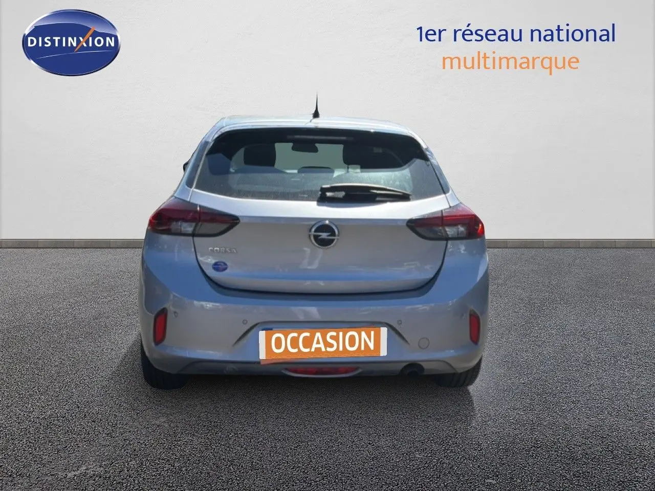 Vue arrière d'une Opel Corsa 1.2 75 Elegance gris quartz métal, avec feux arrière LED et hayon cinq portes.