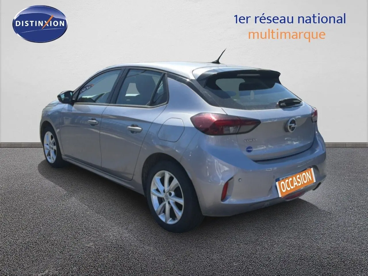 Vue 3/4 arrière droite d'une Opel Corsa 1.2 75 Elegance gris quartz métal, compacte et cinq portes.
