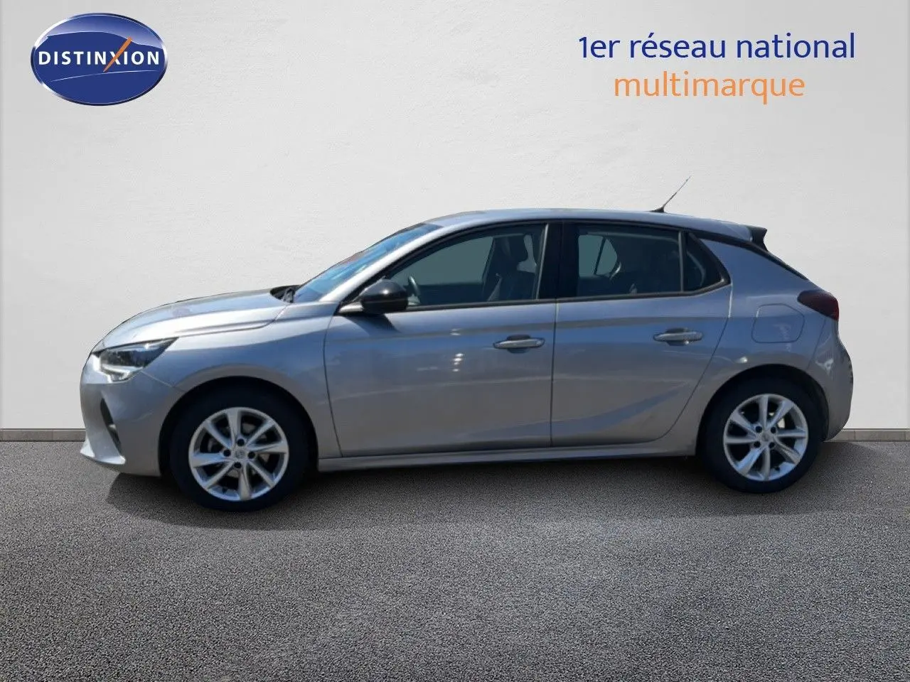 Vue de profil côté gauche d'une Opel Corsa 1.2 75 Elegance gris quartz métal à 5 portes, jantes alliage 16 pouces.
