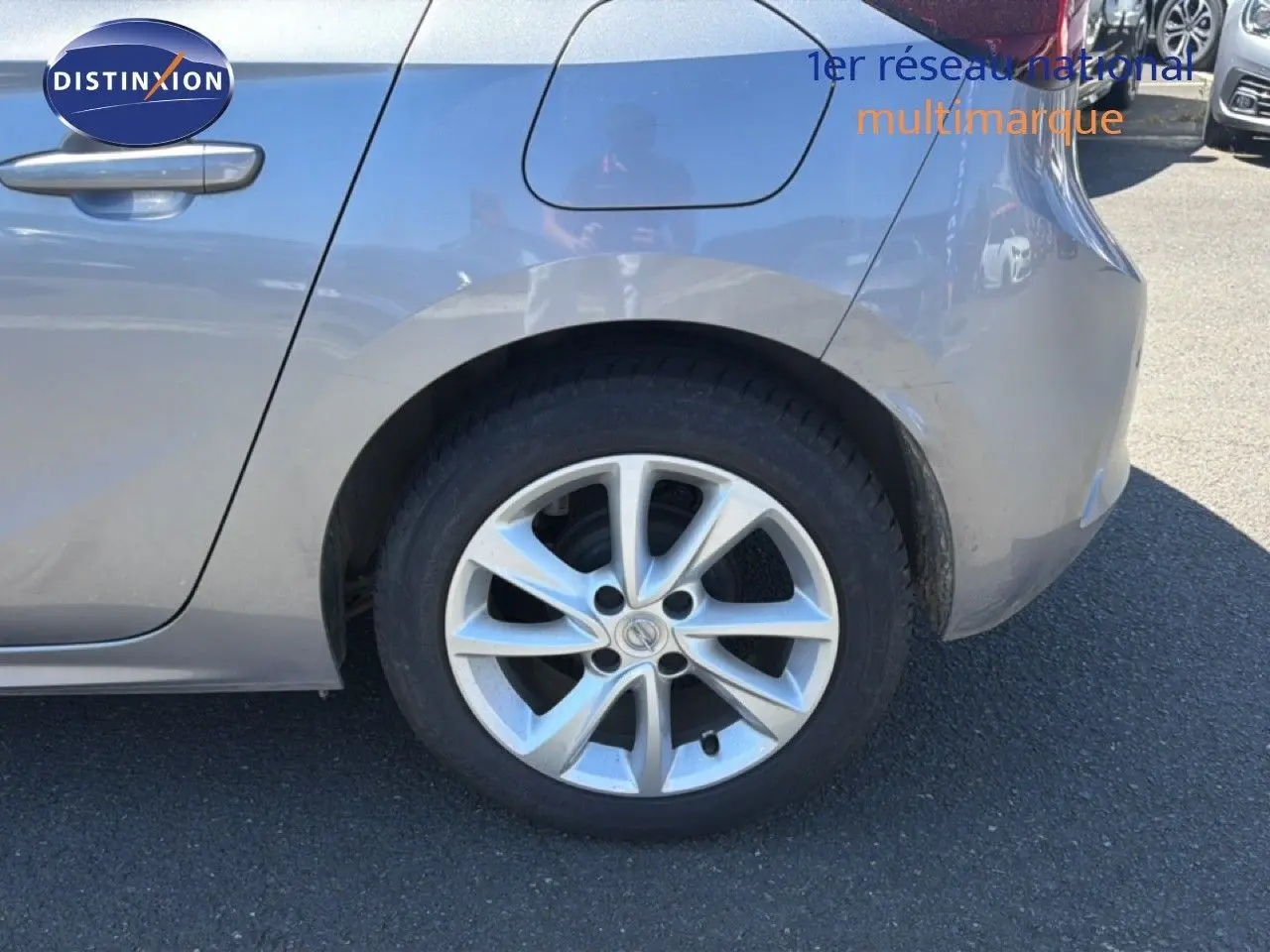 Vue latérale droite en gros plan sur la roue arrière et la portière gris quartz métallisé d'une Opel Corsa 2022.