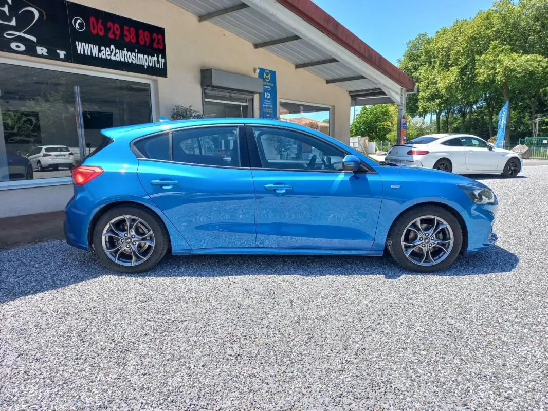 Ford Focus 2019 bleu vue de profil côté gauche, finition ST-Line avec jantes alliage distinctives.