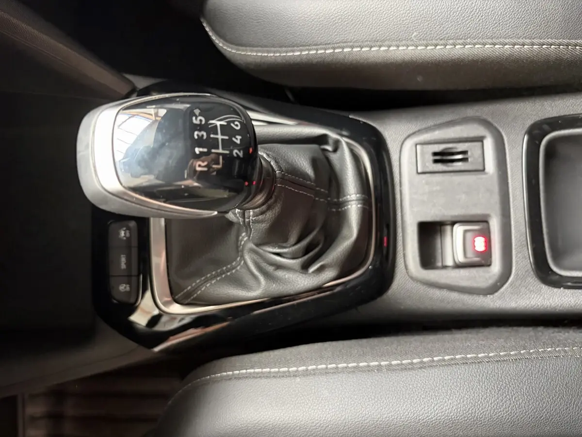Gros plan sur le levier de vitesses manuel en cuir noir de l’Opel Corsa 1.2 Turbo 2025, avec bouton frein à main électrique.