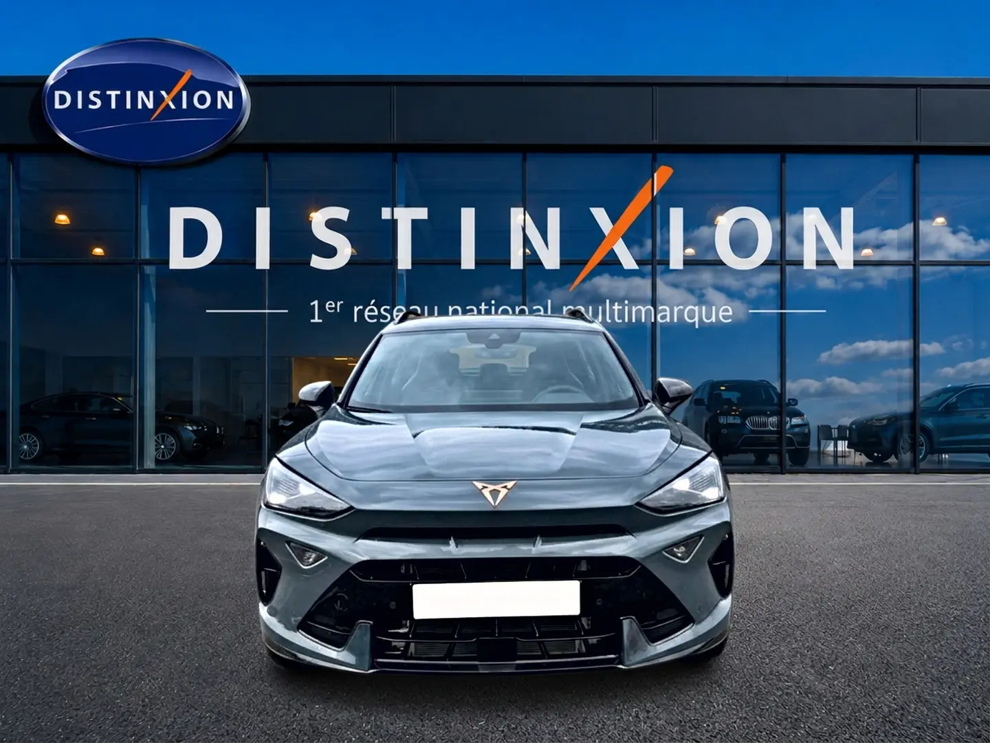 Vue frontale d'un CUPRA Formentor 1.5 etsi hybrid bleu fjord, avec logo CUPRA distinctif et calandre noire sportive.