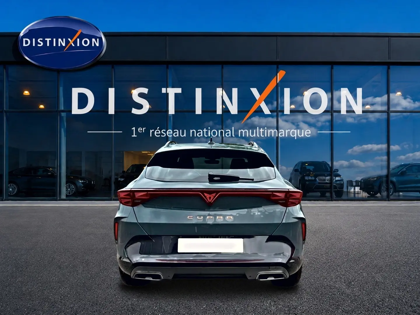 Vue arrière d'une CUPRA Formentor bleu fjord 2026 avec feux arrière LED et double sortie d'échappement.