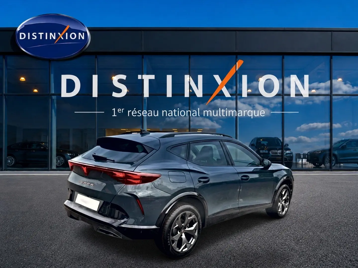 Vue 3/4 arrière droite d'un CUPRA Formentor bleu fjord 2026 avec jantes 18 pouces et feux arrière LED distinctifs.