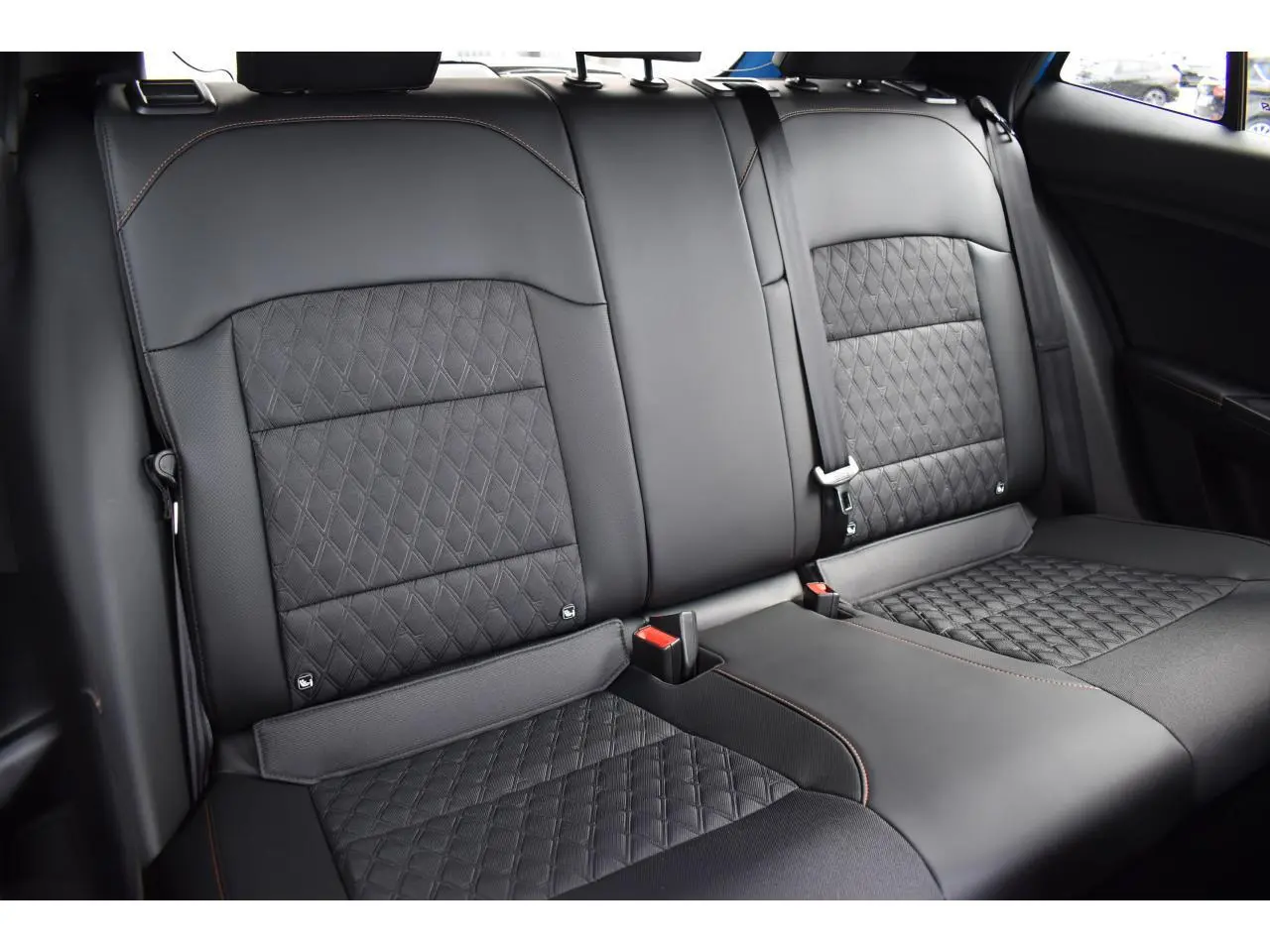 Vue rapprochée des sièges arrière noirs en cuir matelassé du MG3 1.5 HYBRID+ 195 LUXURY, intérieur élégant et soigné.