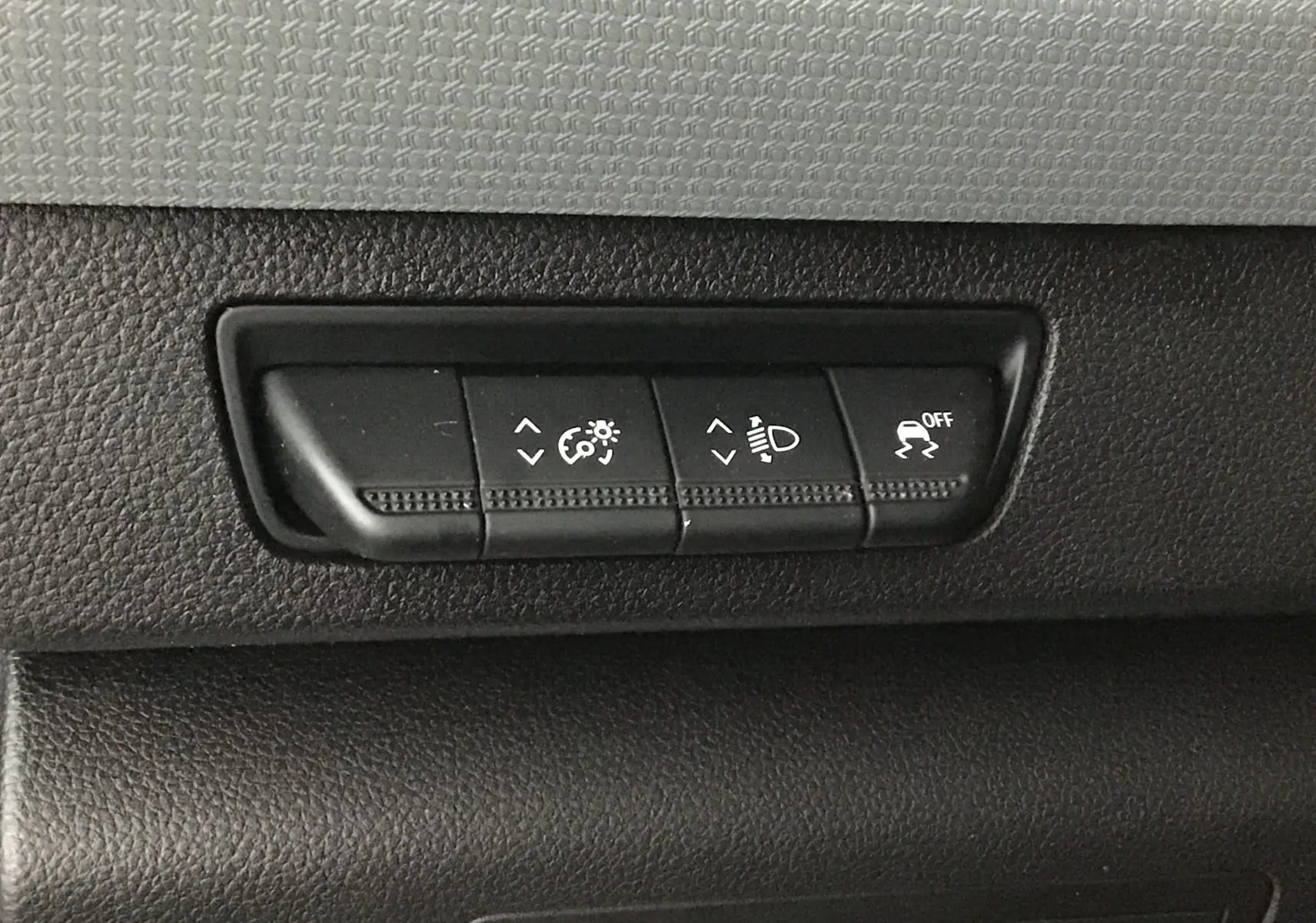 Boutons de réglage d'éclairage et contrôle de stabilité sur tableau de bord noir du Renault Kangoo blanc version frigo 2022.