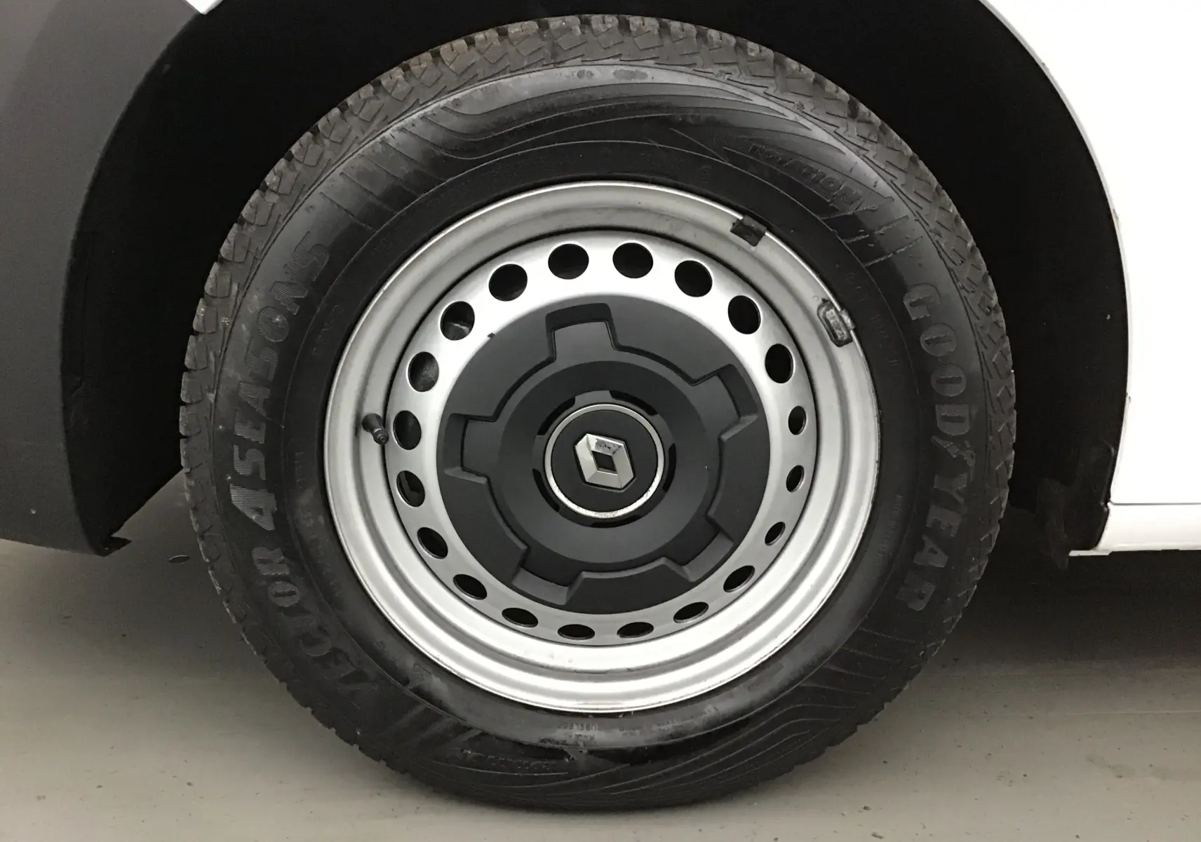 Gros plan sur la roue avant gauche blanche du Renault Kangoo frigo 2022 avec jante acier et logo Renault central.