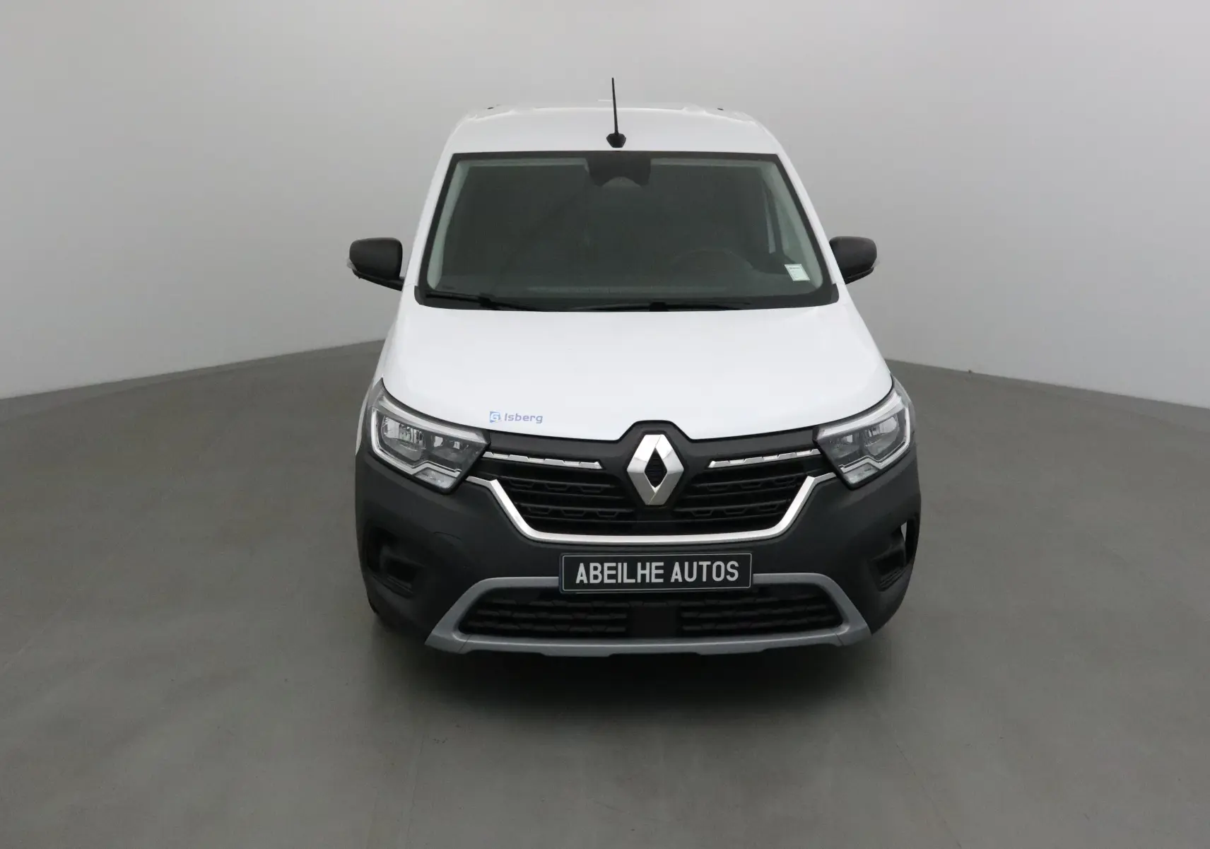 Vue frontale d'un Renault Kangoo blanc version frigo avec calandre noire et logo Renault bien visible.