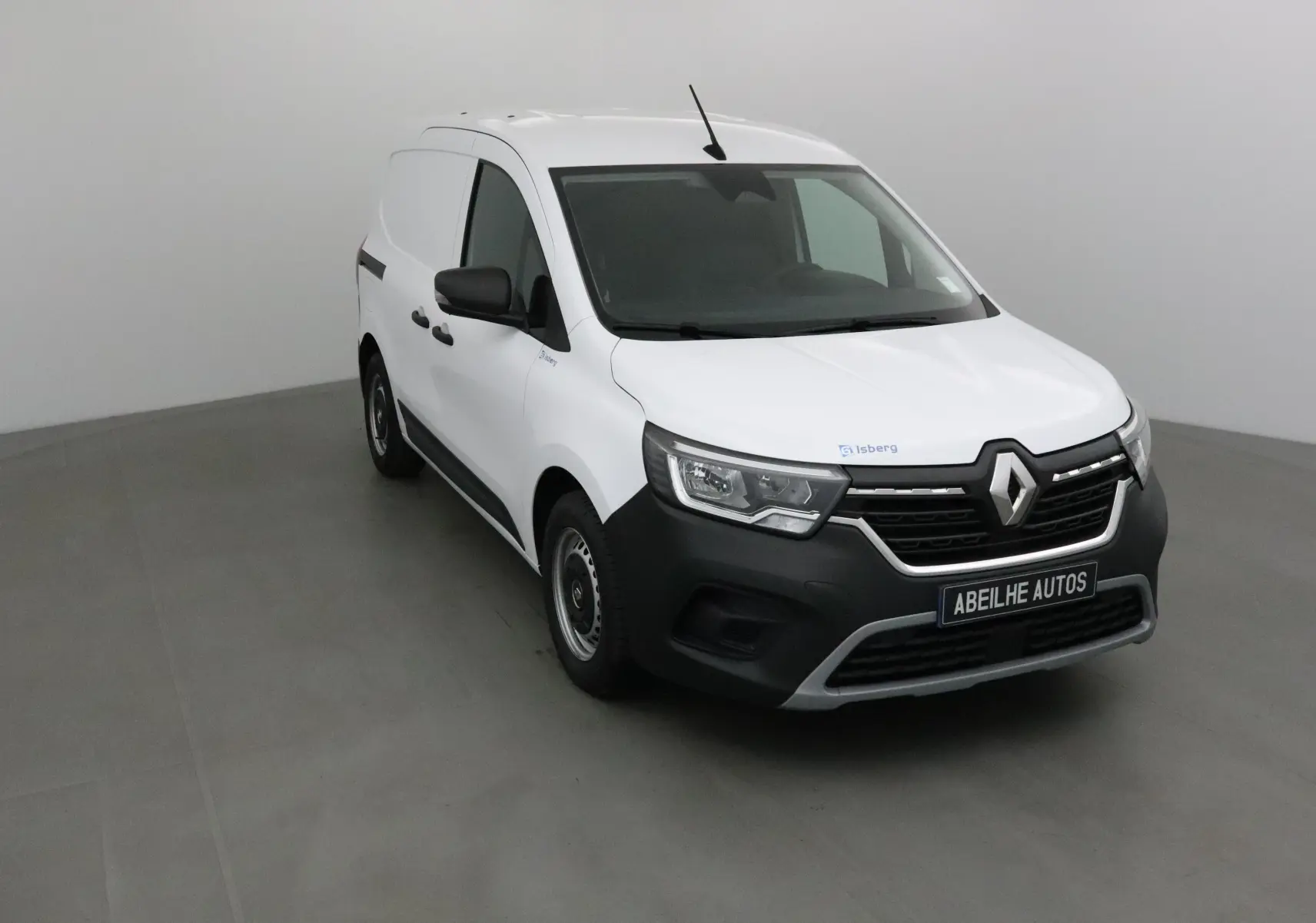 Renault Kangoo blanc en 3/4 avant droit avec cellule frigo visible et pare-chocs noir contrastant.