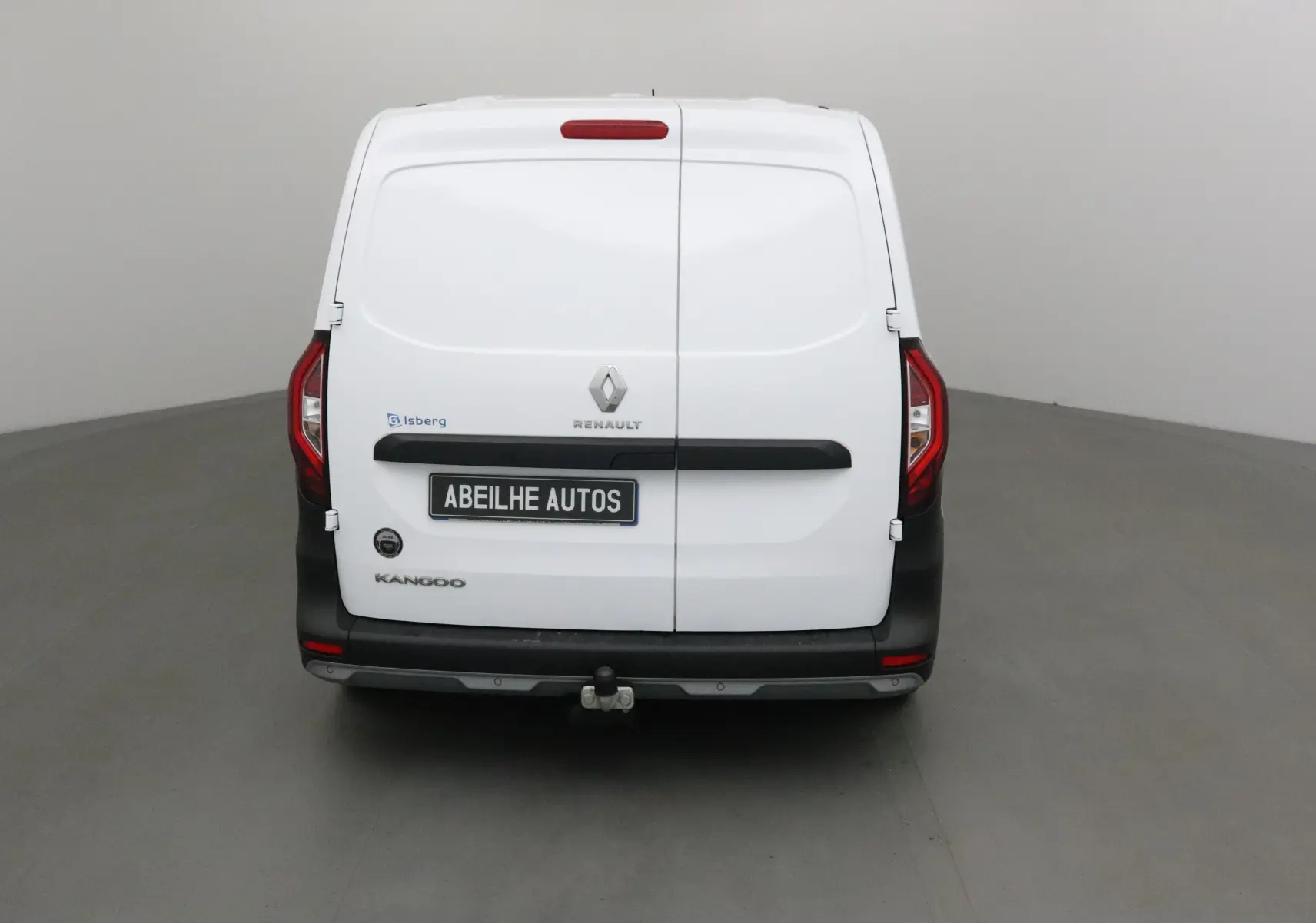Vue arrière d'un utilitaire blanc Renault Kangoo 2022 avec attelage et cellule frigorifique visible sur les portes arrière.