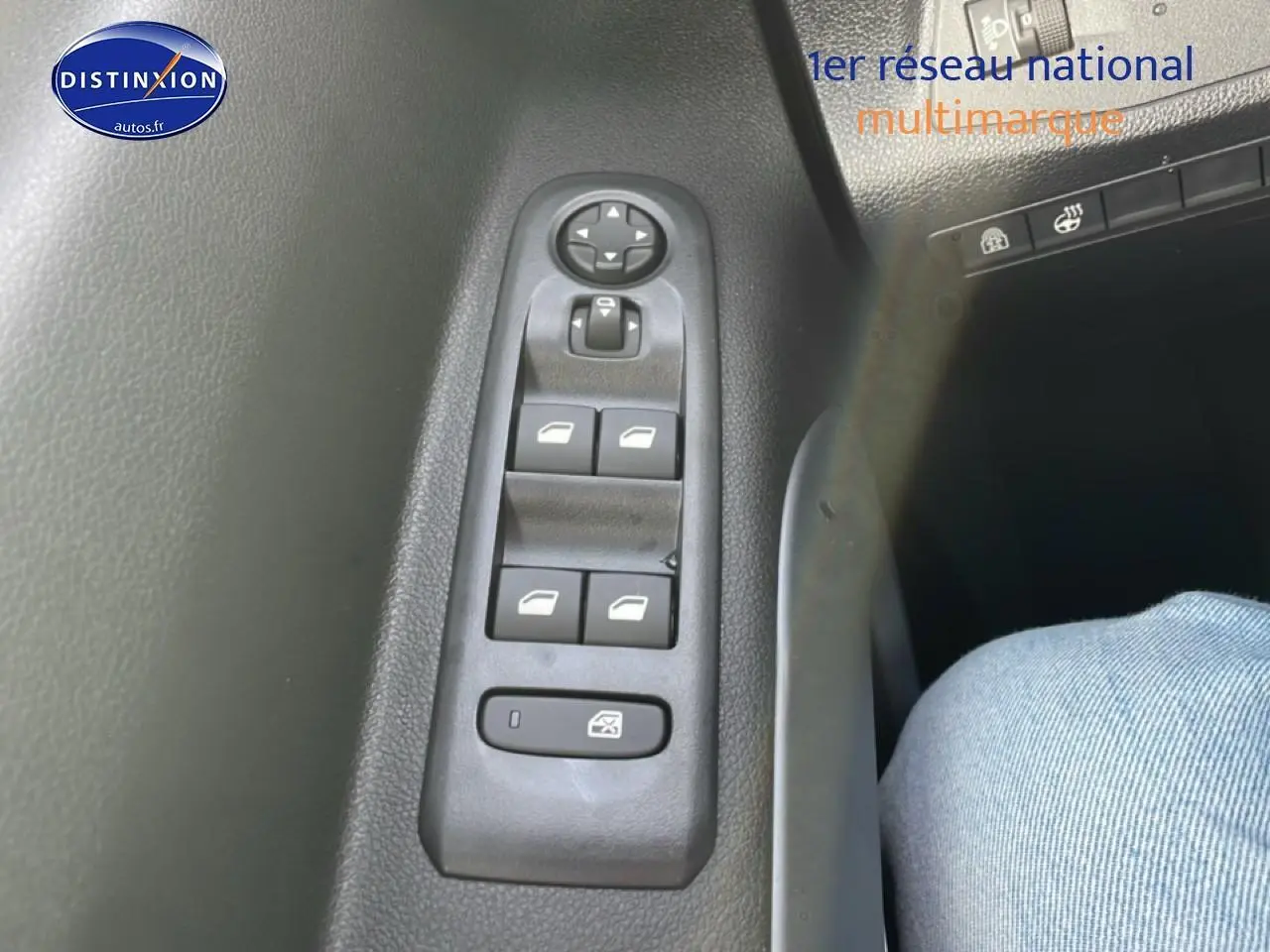 Gros plan sur les commandes des vitres électriques côté conducteur du Citroën Berlingo gris Artense 2025.
