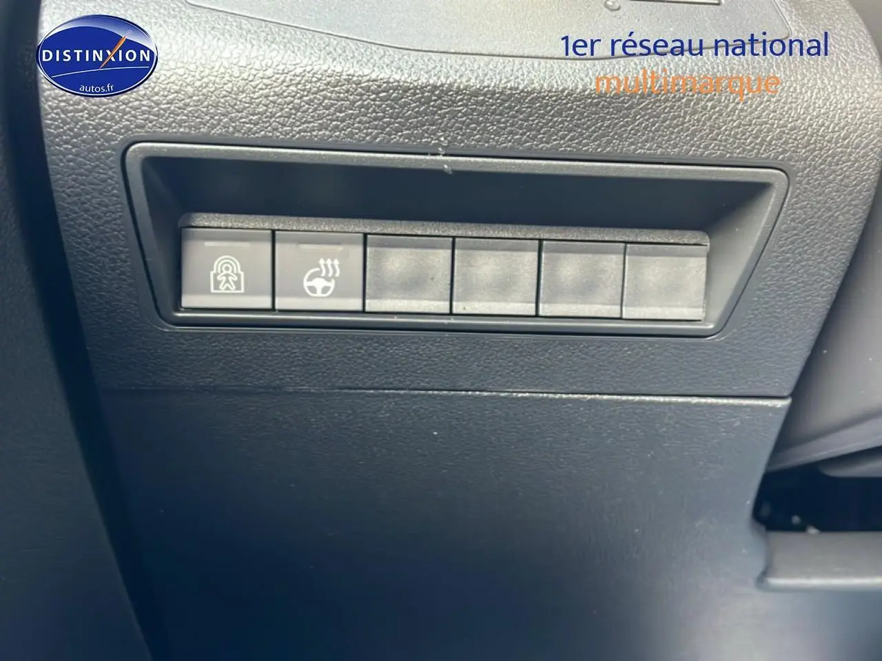 Gros plan sur les boutons de commande noirs du tableau de bord du Citroën Berlingo gris Artense, version 2025.