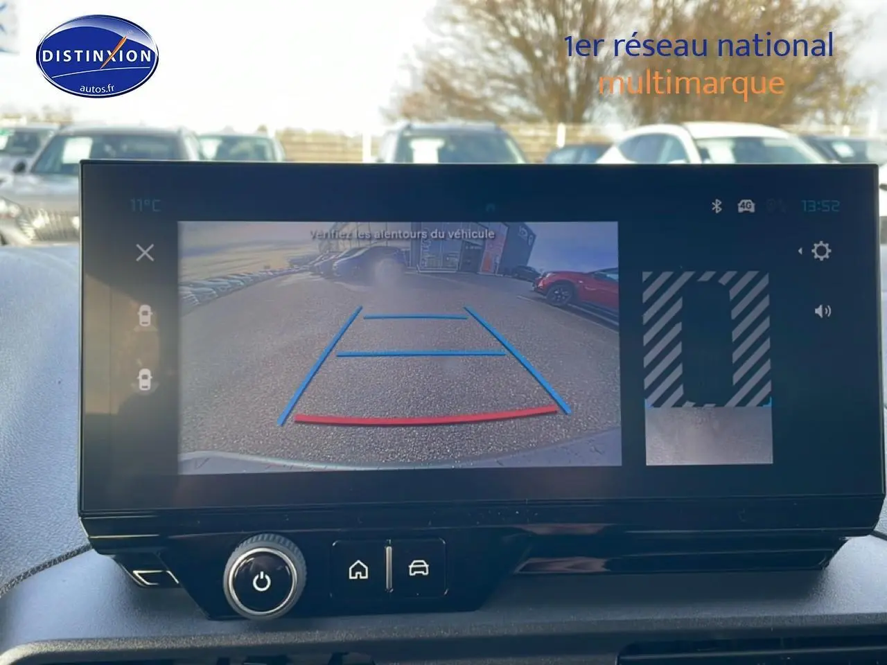 Écran tactile intérieur montrant la caméra de recul du Citroën Berlingo gris Artense, vue avant du tableau de bord.