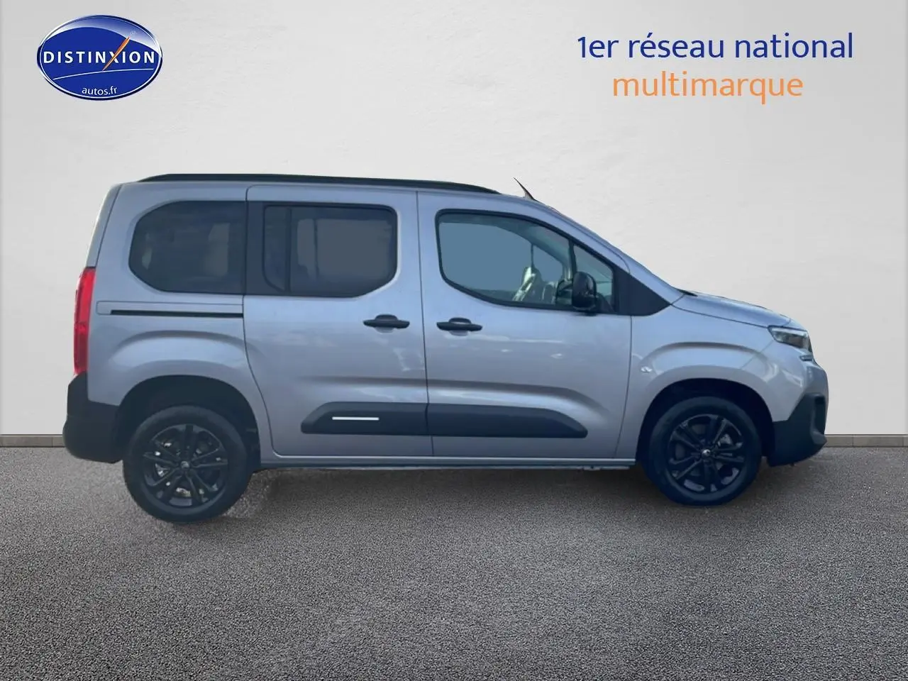 Profil droit du Citroën Berlingo gris Artense 2025 avec portes latérales coulissantes et jantes noires.
