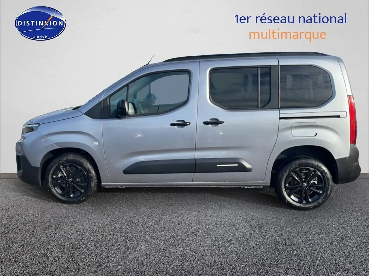 Profil droit d'un Citroën Berlingo gris Artense 2025 avec jantes noires et portes latérales coulissantes.