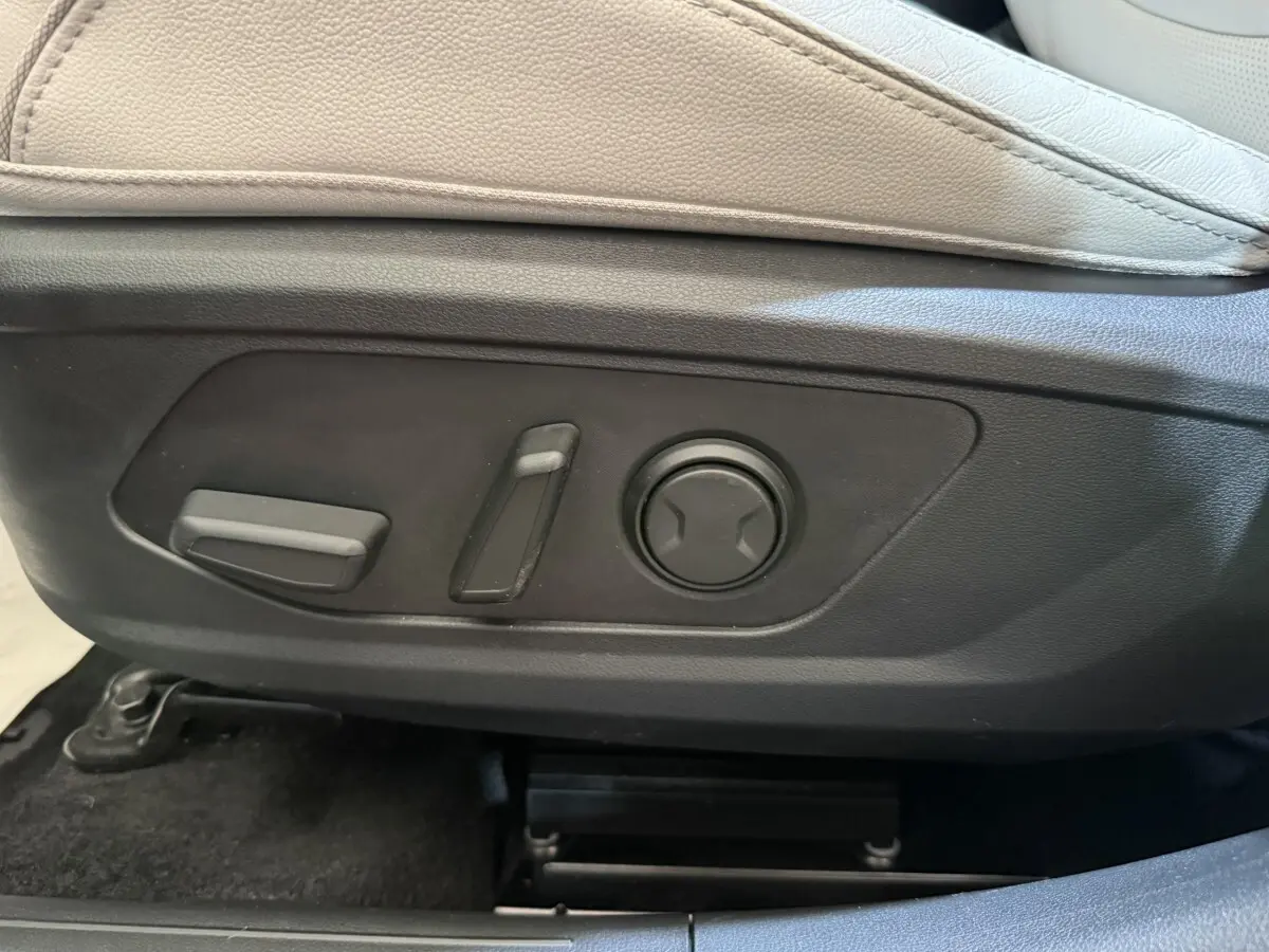 Détail des commandes de réglage électrique du siège avant en cuir beige du Hyundai Tucson gris foncé 2021.