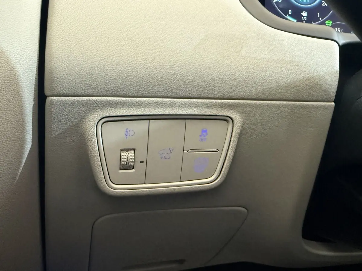 Détail des commandes grises sur le tableau de bord côté gauche du Hyundai Tucson 1.6 Hybrid 230 Executive 2021.