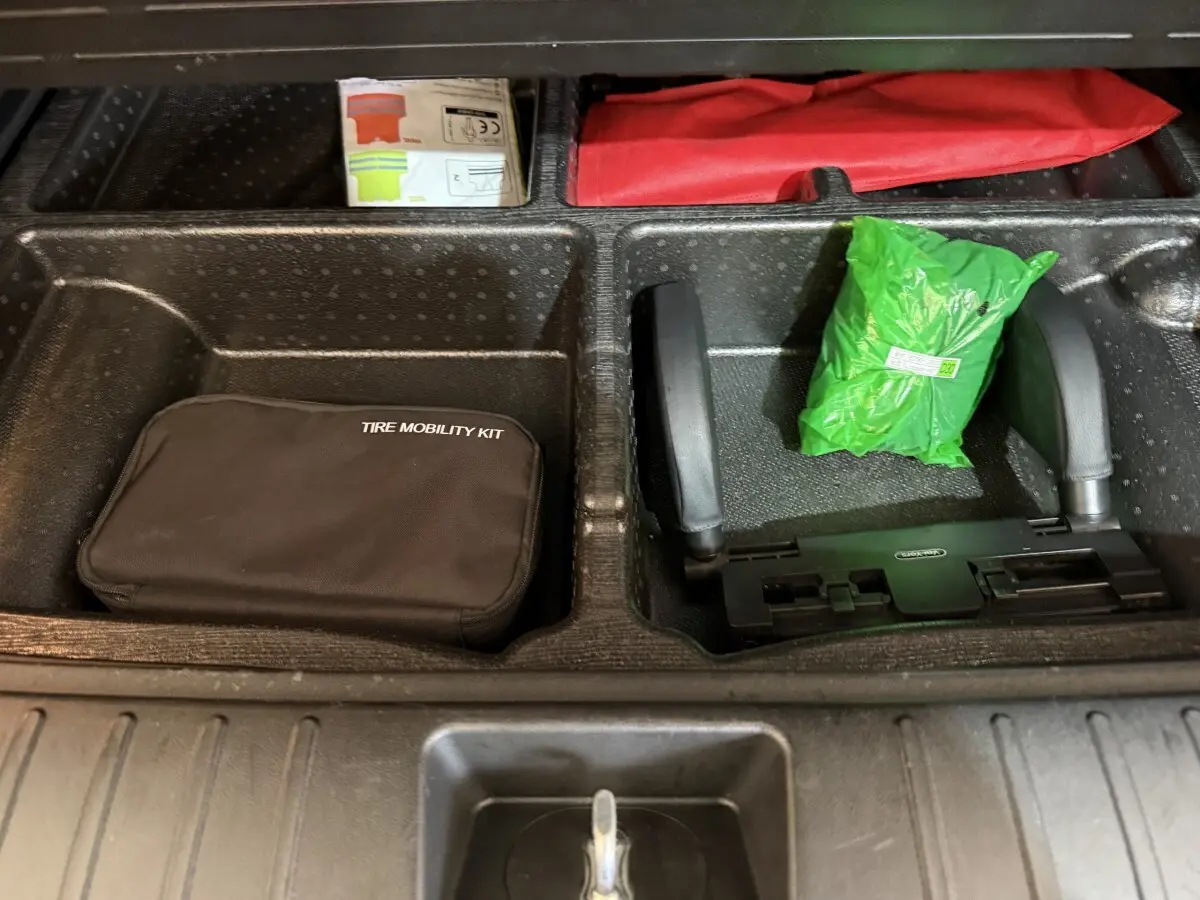 Compartiment de rangement sous coffre du Hyundai Tucson 1.6 Hybrid 230 Executive avec kit mobilité pneus et accessoires.
