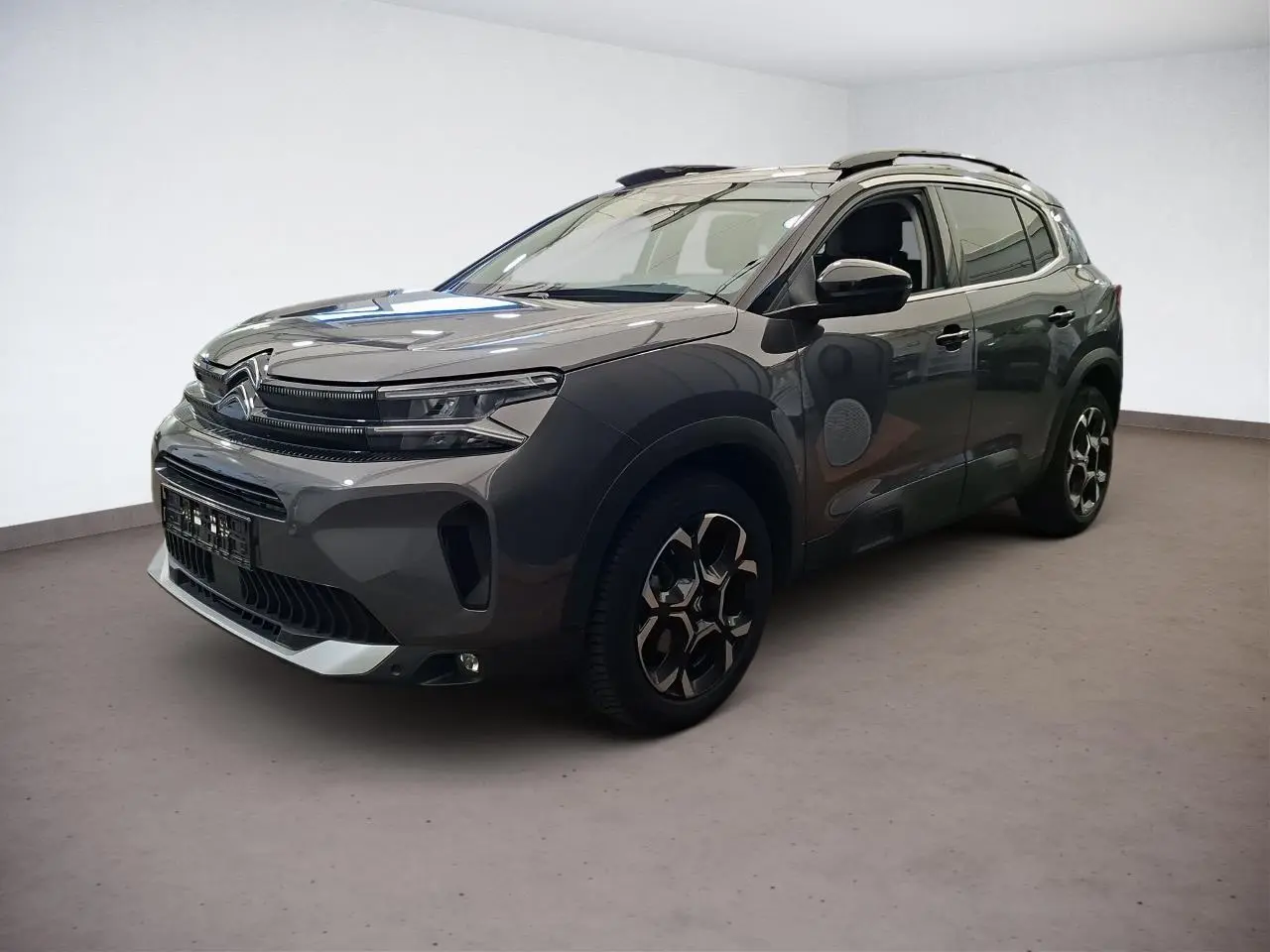Citroën C5 Aircross gris Platinium en 3/4 avant droit, avec jantes alliage bi-ton et inserts noirs brillants.