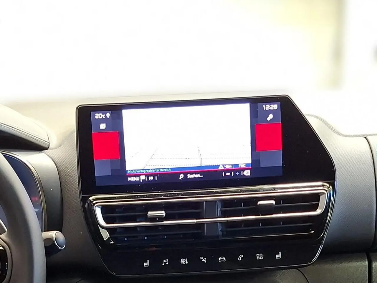 Vue intérieure centrée sur l’écran tactile du tableau de bord du Citroën C5 Aircross 2025 avec commandes tactiles et finition noire.
