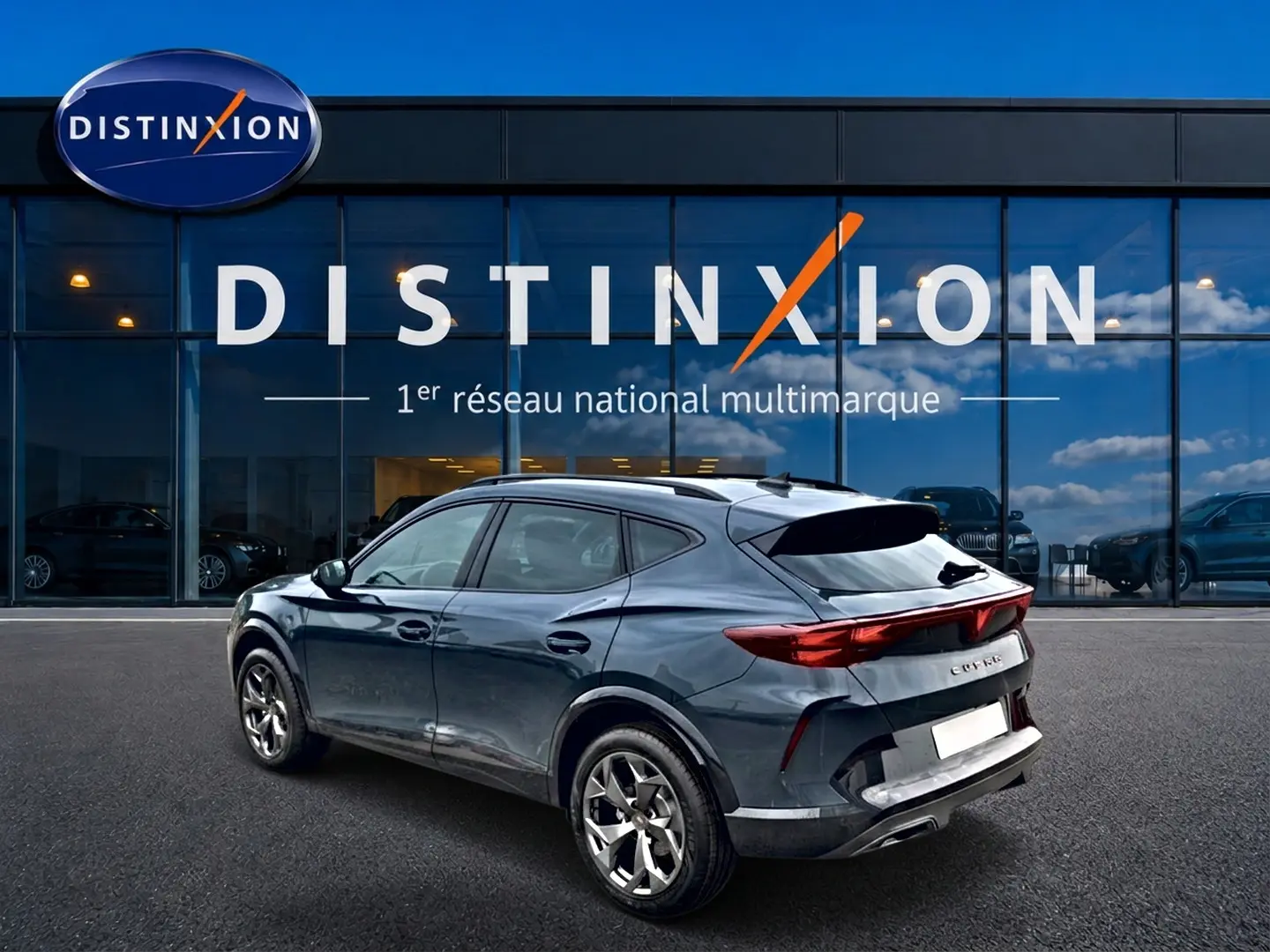 Vue 3/4 arrière droite d'un CUPRA Formentor bleu fjord 2026 avec feux arrière LED et jantes 18 pouces.