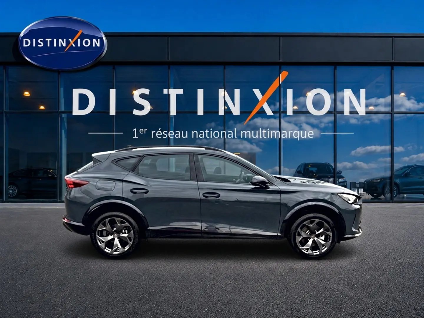 Vue latérale droite d'une CUPRA Formentor 1.5 etsi hybrid 150 DSG7 en bleu fjord, avec jantes 18 pouces et lignes dynamiques.