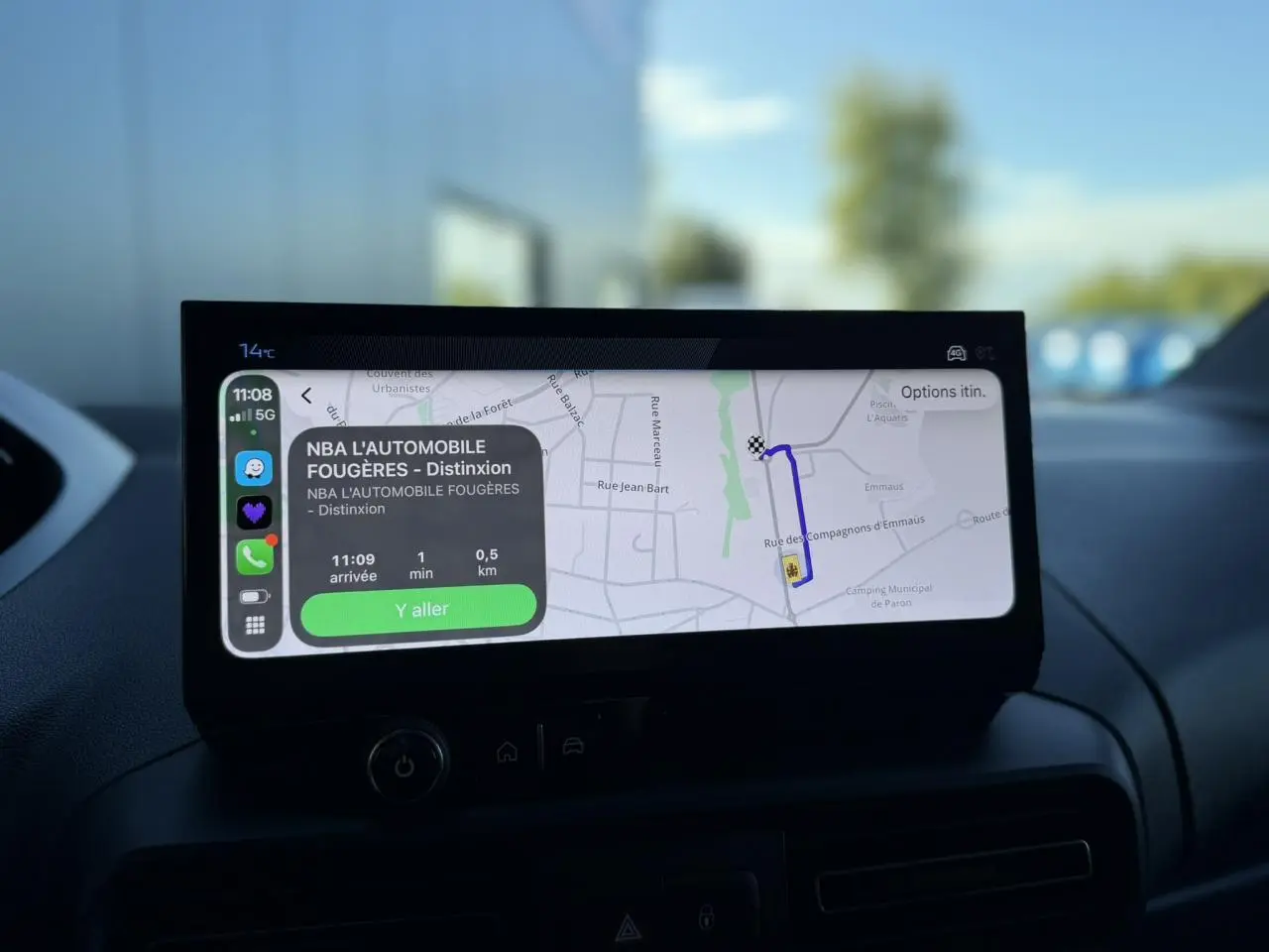 Écran tactile 10 pouces du Peugeot Partner 2026 affichant la navigation avec itinéraire en cours.