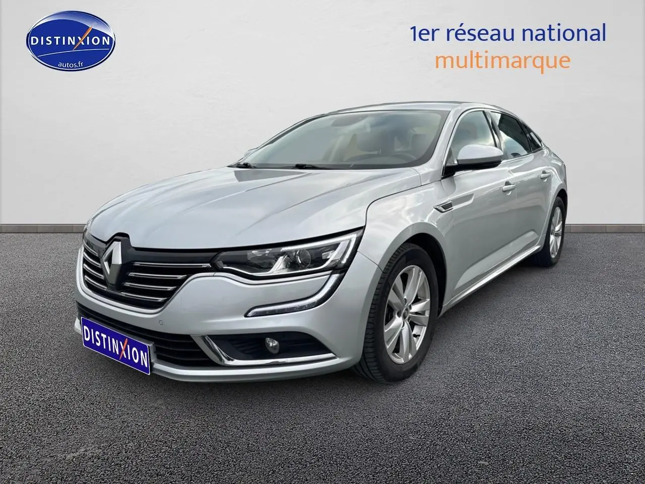 Renault Talisman gris alu vue 3/4 avant droit avec calandre chromée et phares LED distinctifs.