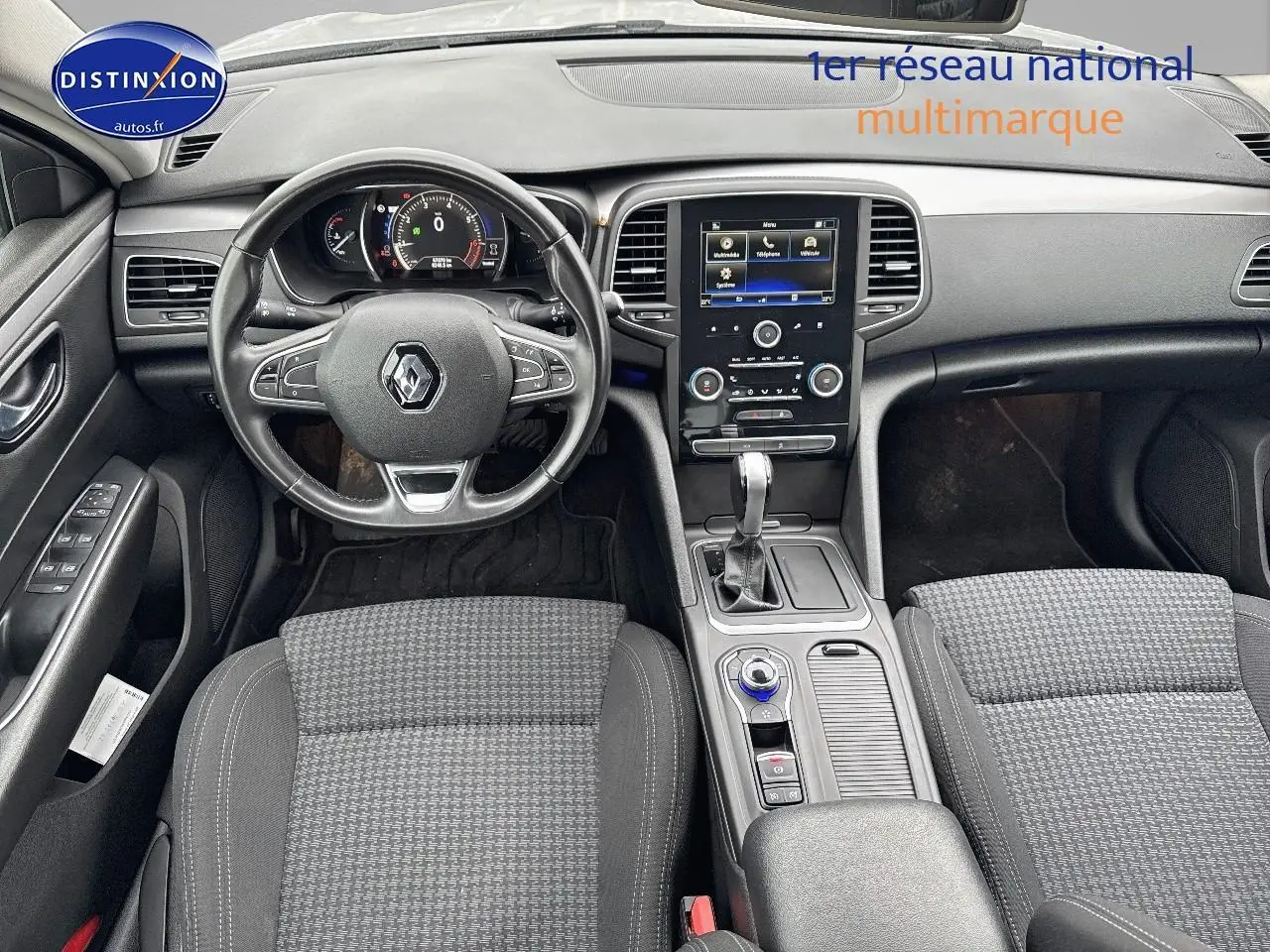 Vue intérieure avant du Renault Talisman gris alu 2020 avec volant cuir multifonction et console centrale équipée.