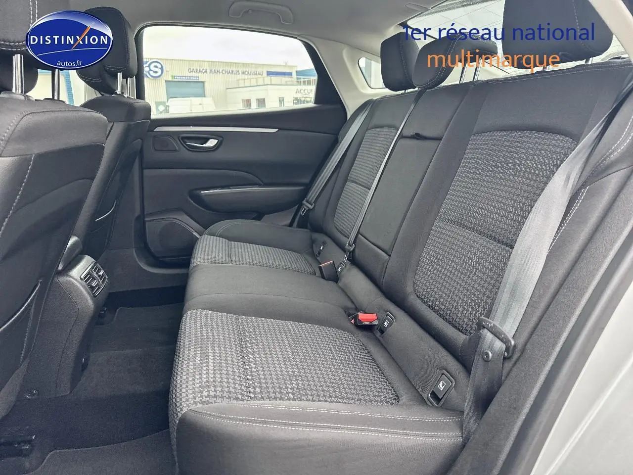 Vue intérieure côté droit sur la banquette arrière tissu noir de la Renault Talisman gris alu 2020 avec ceintures visibles.