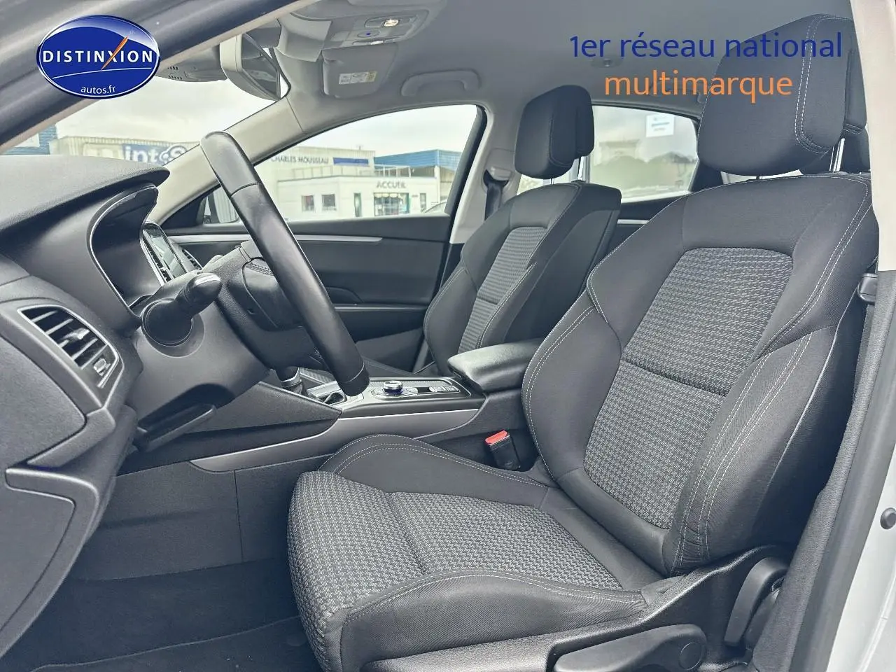 Vue intérieure côté conducteur de la Renault Talisman 2020 avec sièges tissu noir et accoudoir central.