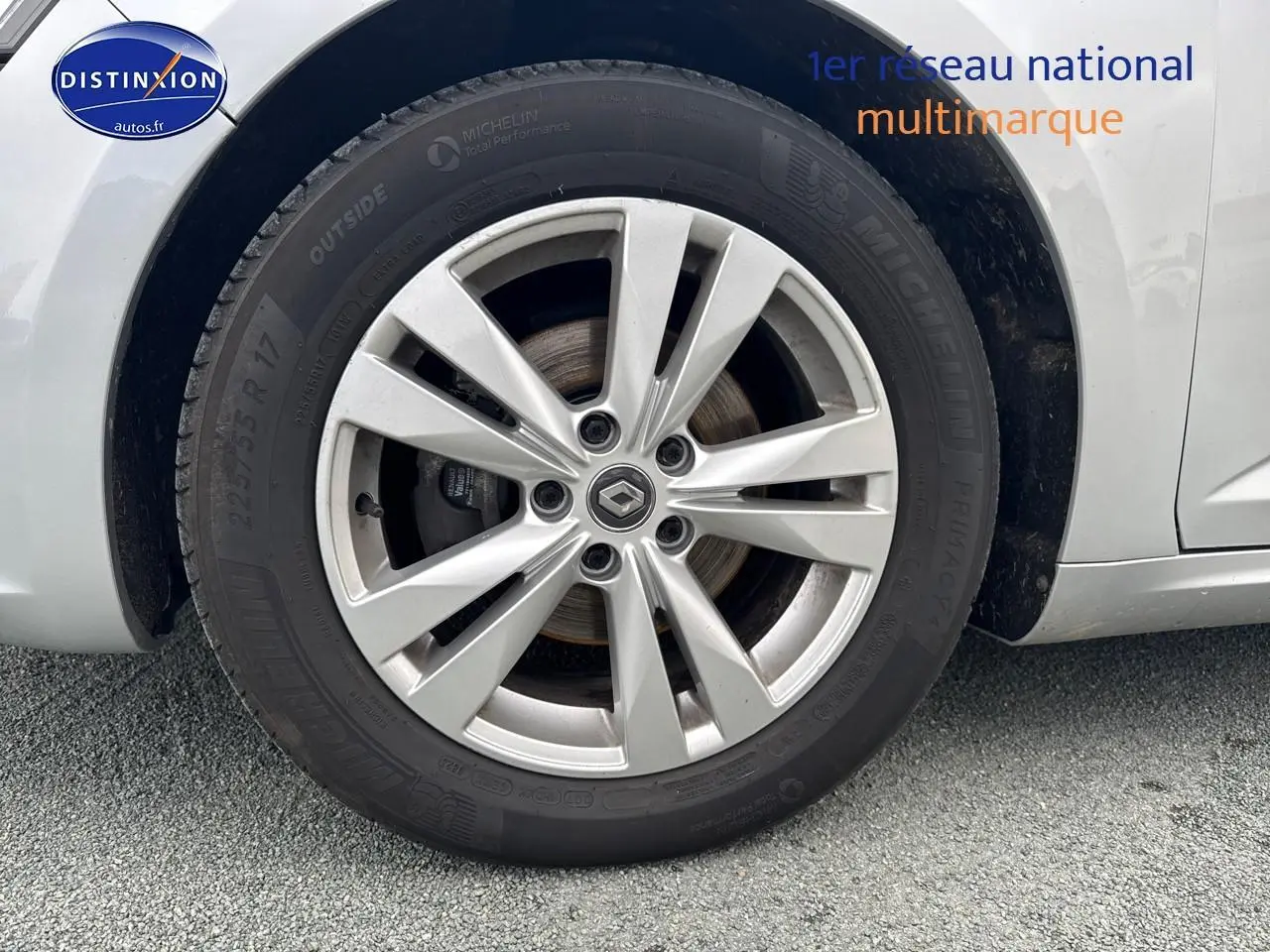 Gros plan sur la roue avant gauche en jante alu du Renault Talisman gris alu 2020.