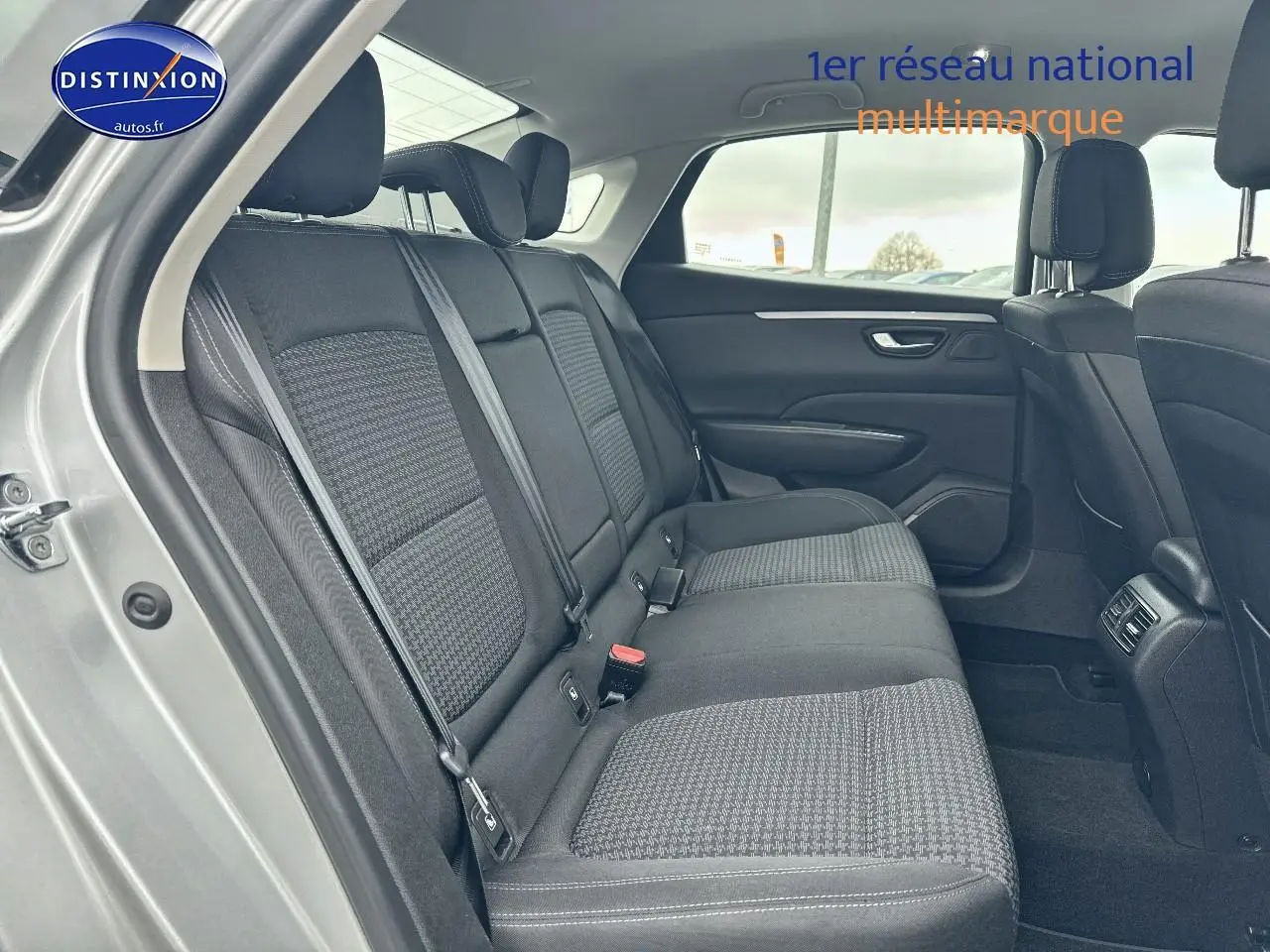 Vue intérieure côté droit des sièges arrière en tissu noir du Renault Talisman gris alu 2020, version Zen EDC.