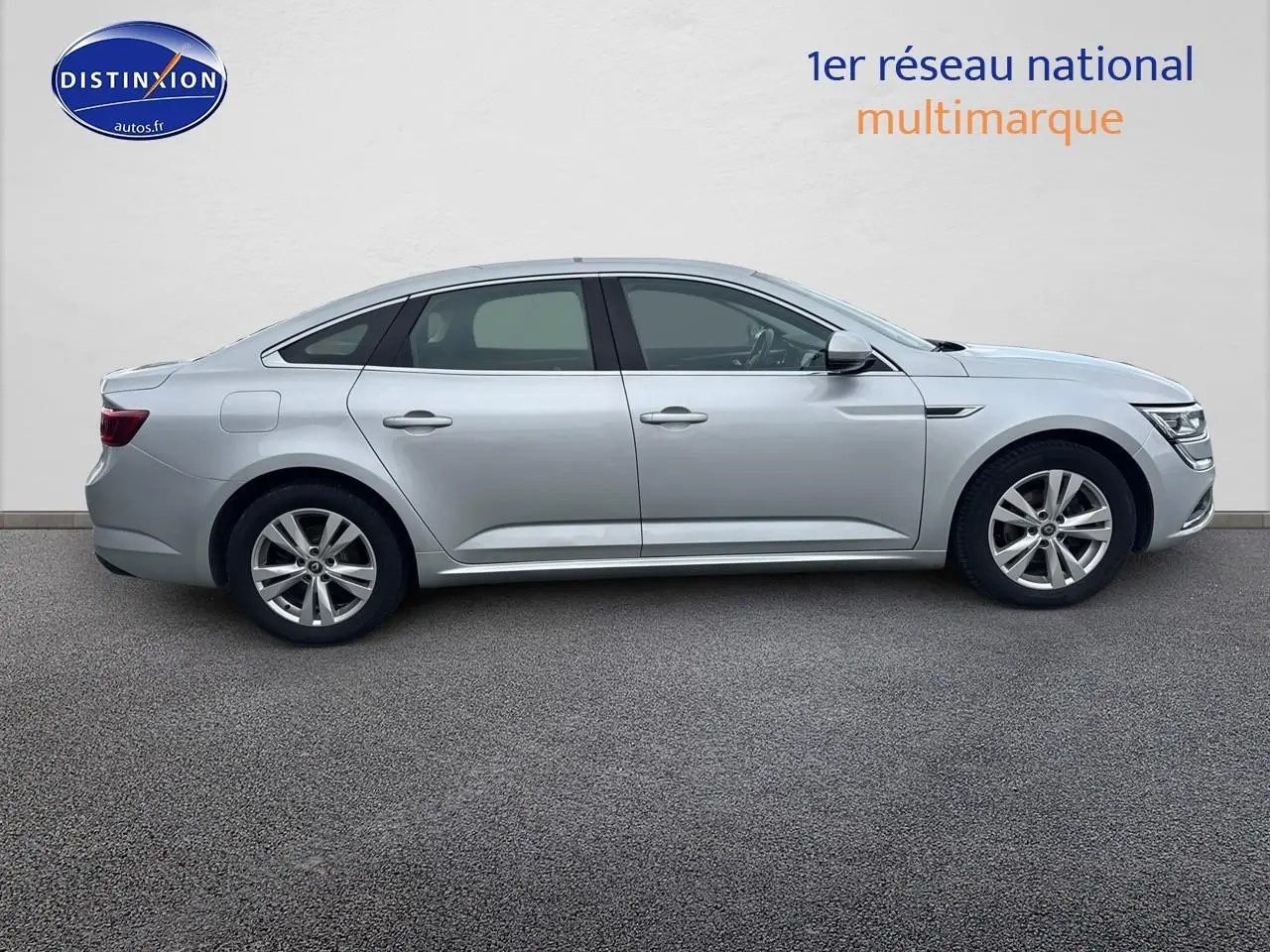 Profil latéral droit de la Renault Talisman gris alu 2020, soulignant ses lignes élégantes et jantes alu.