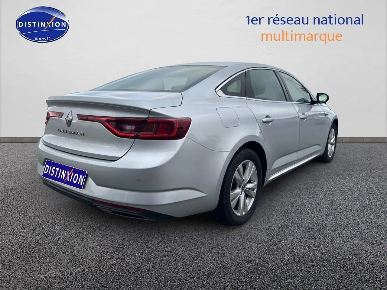 Renault Talisman gris alu vue 3/4 arrière droit, avec feux arrière LED et jantes alu visibles.
