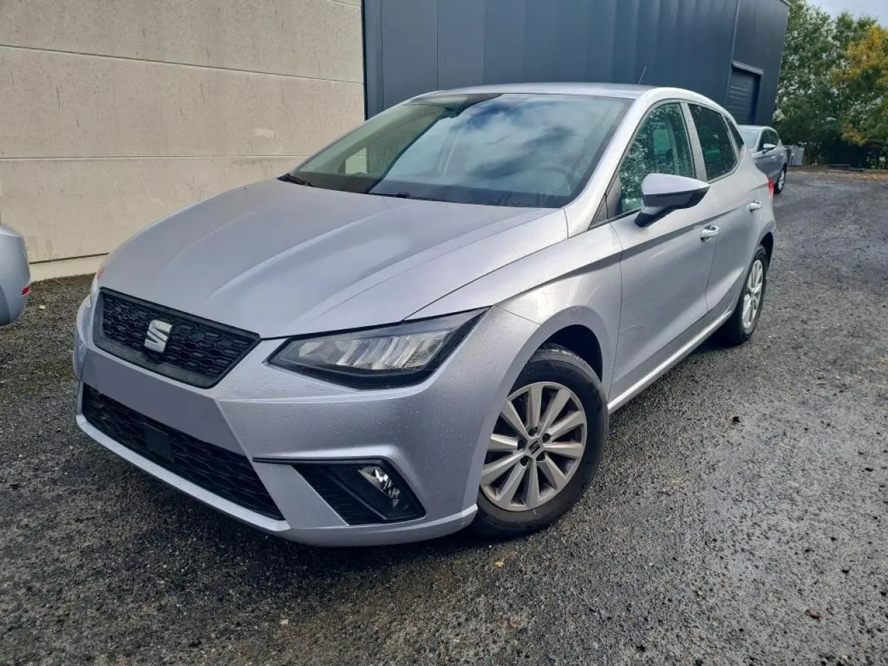 SEAT Ibiza TSI 115 DSG Move! argent urbain vue 3/4 avant droit avec jantes alliage et phares LED.