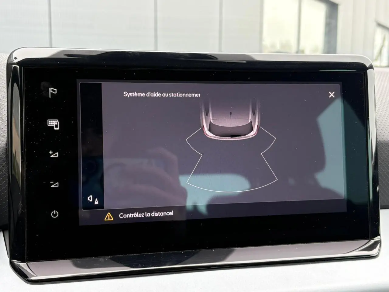 Écran tactile intérieur affichant le système d'aide au stationnement de la SEAT Ibiza TSI 115 DSG Move! 2024.