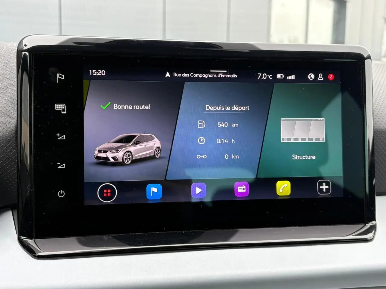 Écran tactile central affichant la navigation et les informations de trajet dans une SEAT Ibiza argent urbain.