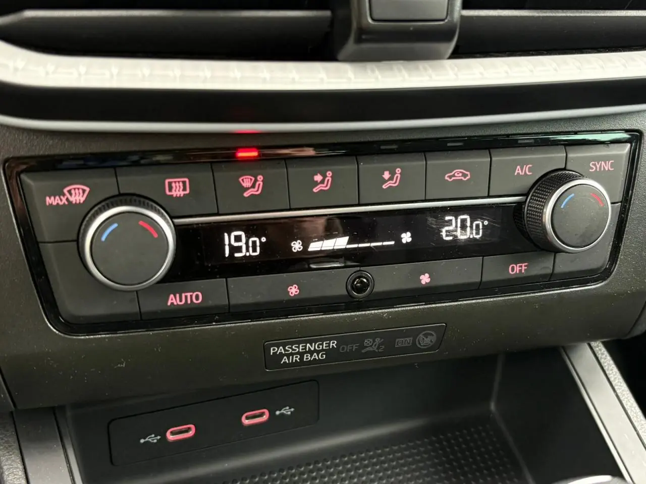 Gros plan sur la console centrale du SEAT Ibiza argent, montrant la climatisation automatique bi-zone avec affichage digital.