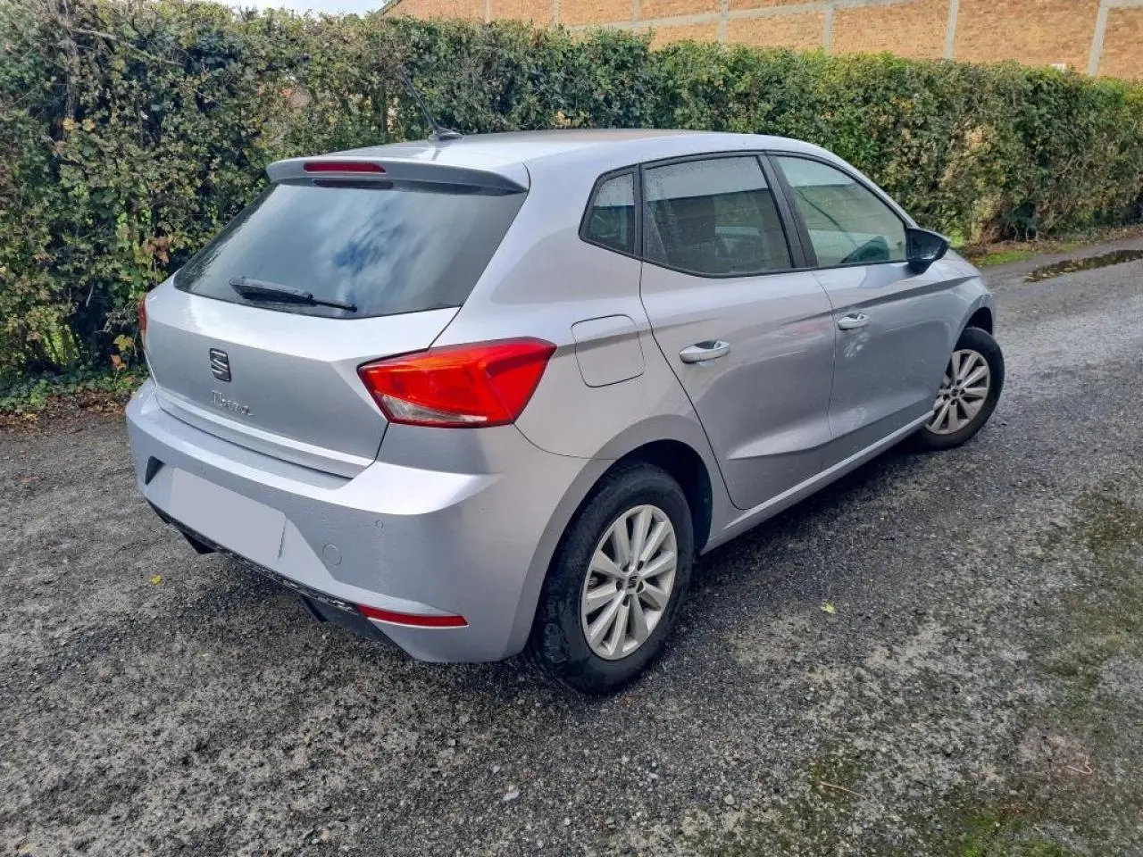 SEAT Ibiza TSI 115 DSG Move! argent urbain vue 3/4 arrière droit sur route avec jantes alliage 15 pouces