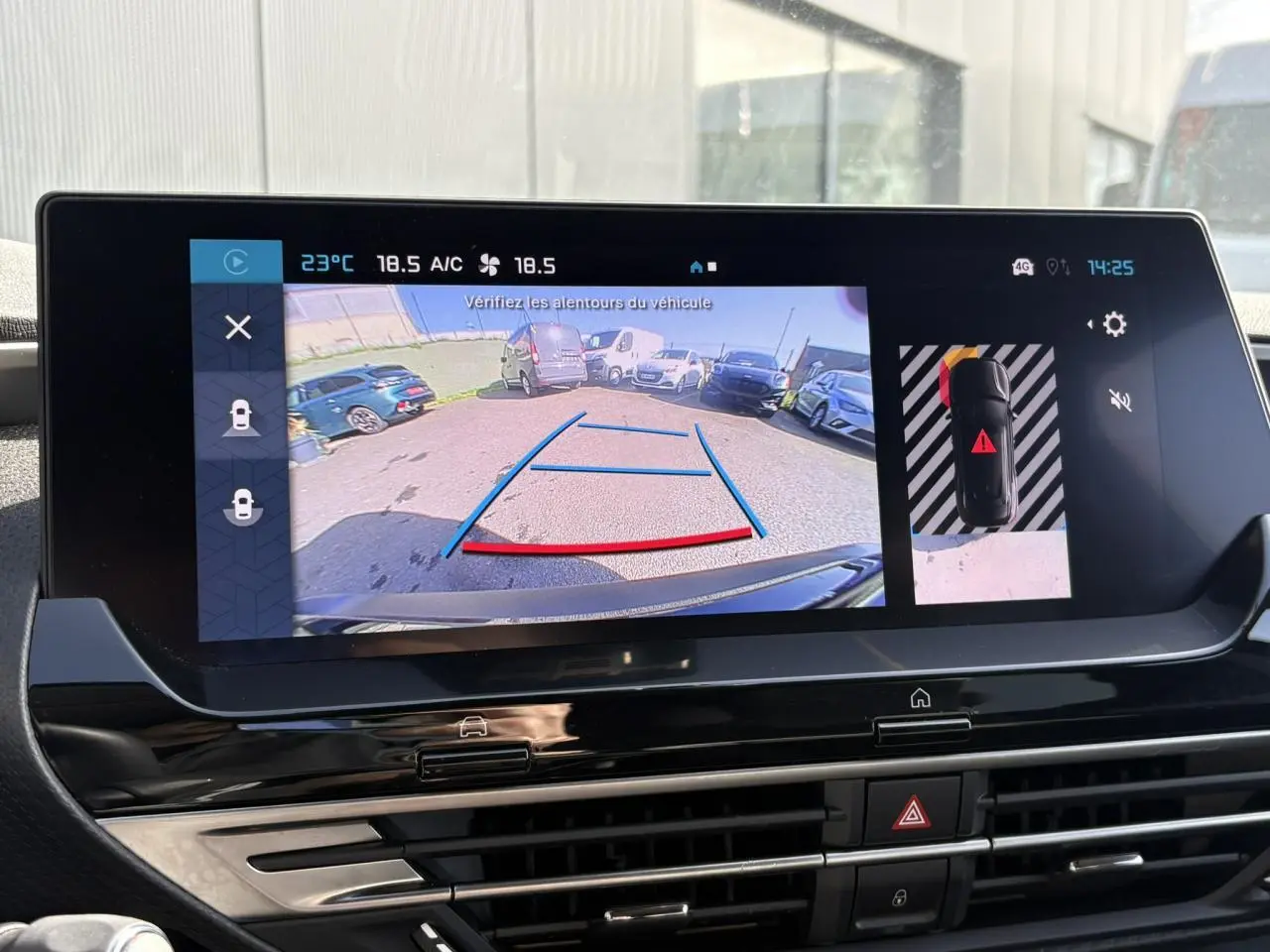 Écran central de la Citroën C5 X affichant la caméra de recul et l'aide au stationnement en vue arrière.